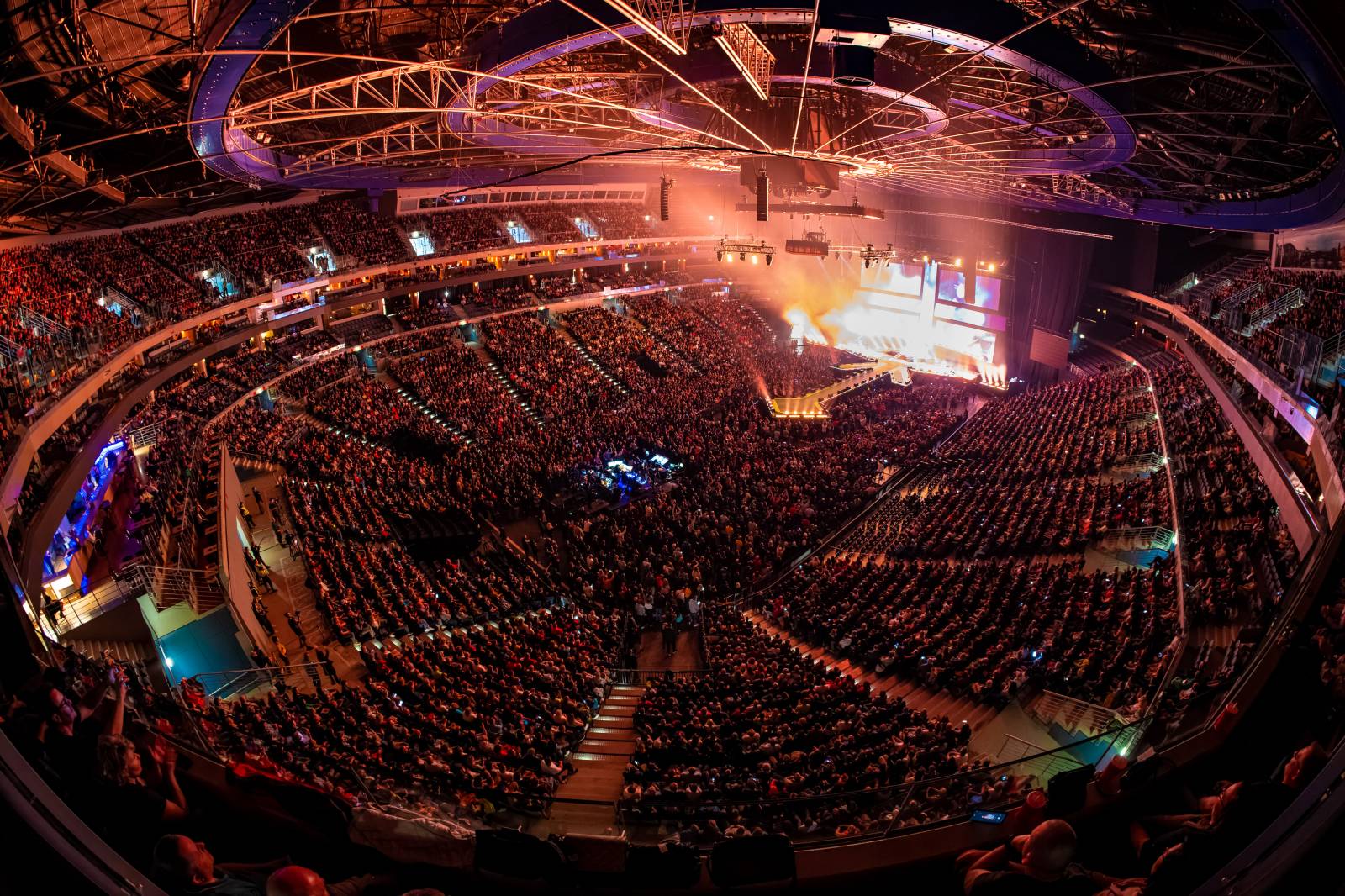 RECENZE: Zahodit, zašlapat, spálit. Queenie o sobě natočili dokument, který jim samotným akorát uškodí