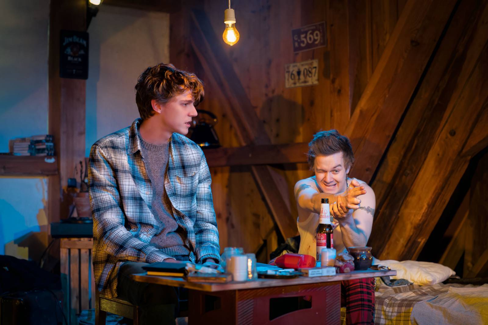 RECENZE: Kurt a Sid – hra o poslední noci Kurta Cobaina, jehož ani pankáč Sid Vicious nezachránil, rozčeřila českou divadelní scénu