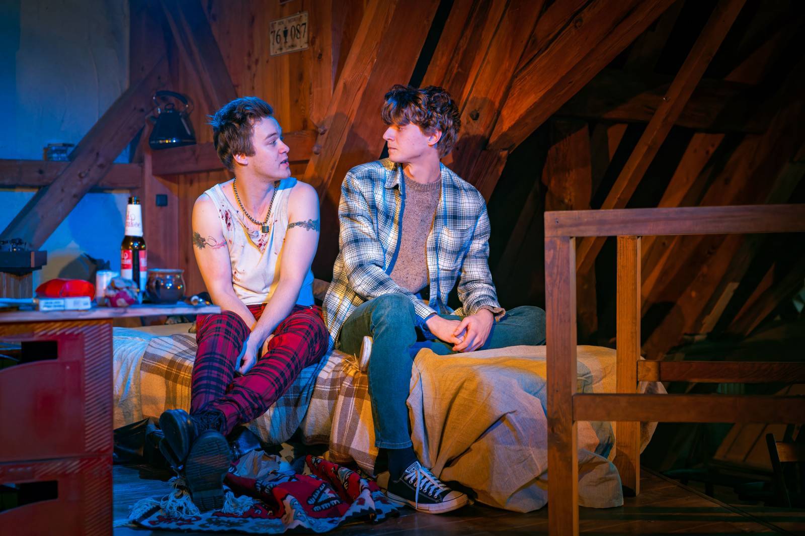 RECENZE: Kurt a Sid – hra o poslední noci Kurta Cobaina, jehož ani pankáč Sid Vicious nezachránil, rozčeřila českou divadelní scénu