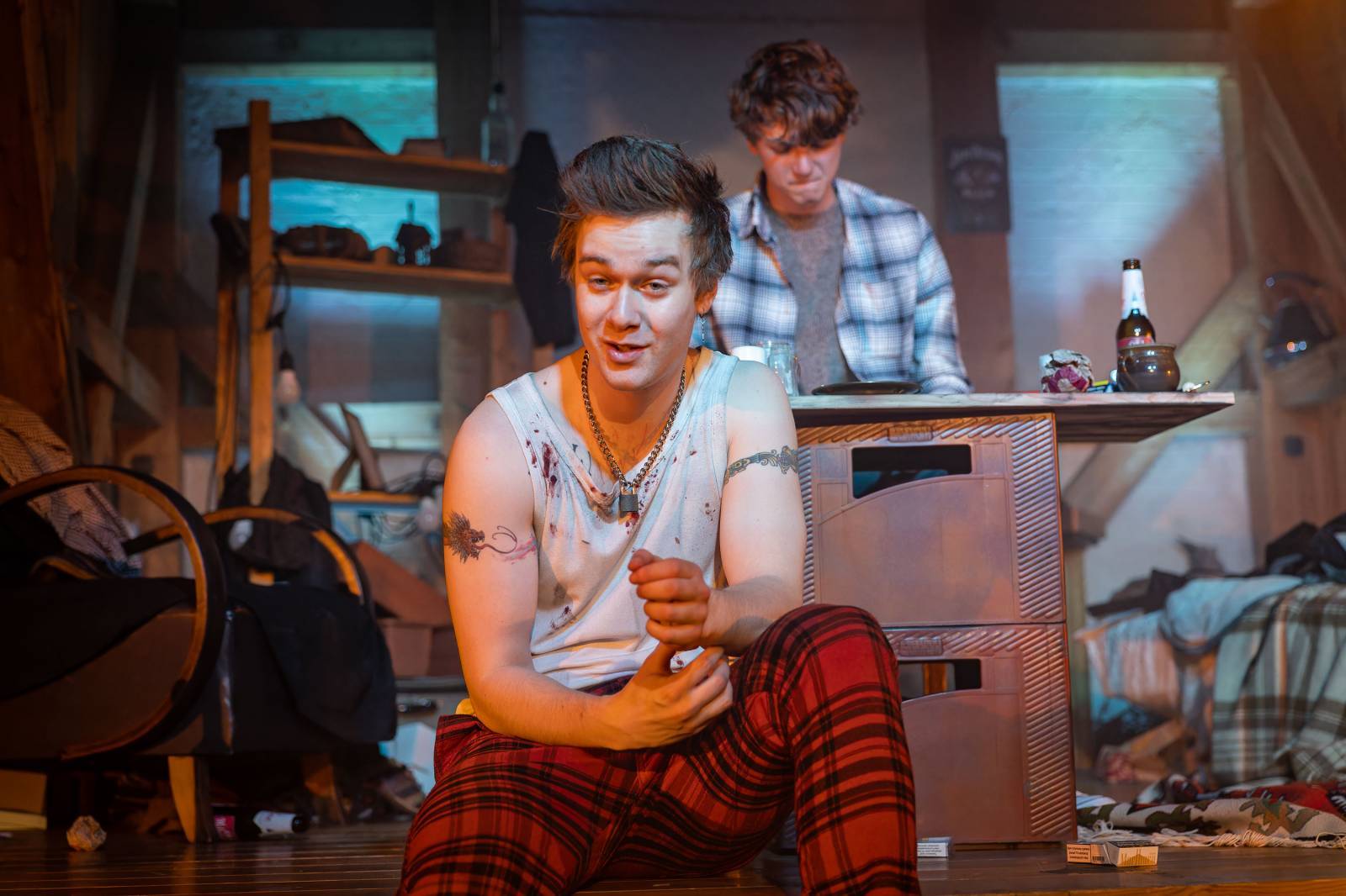 RECENZE: Kurt a Sid – hra o poslední noci Kurta Cobaina, jehož ani pankáč Sid Vicious nezachránil, rozčeřila českou divadelní scénu