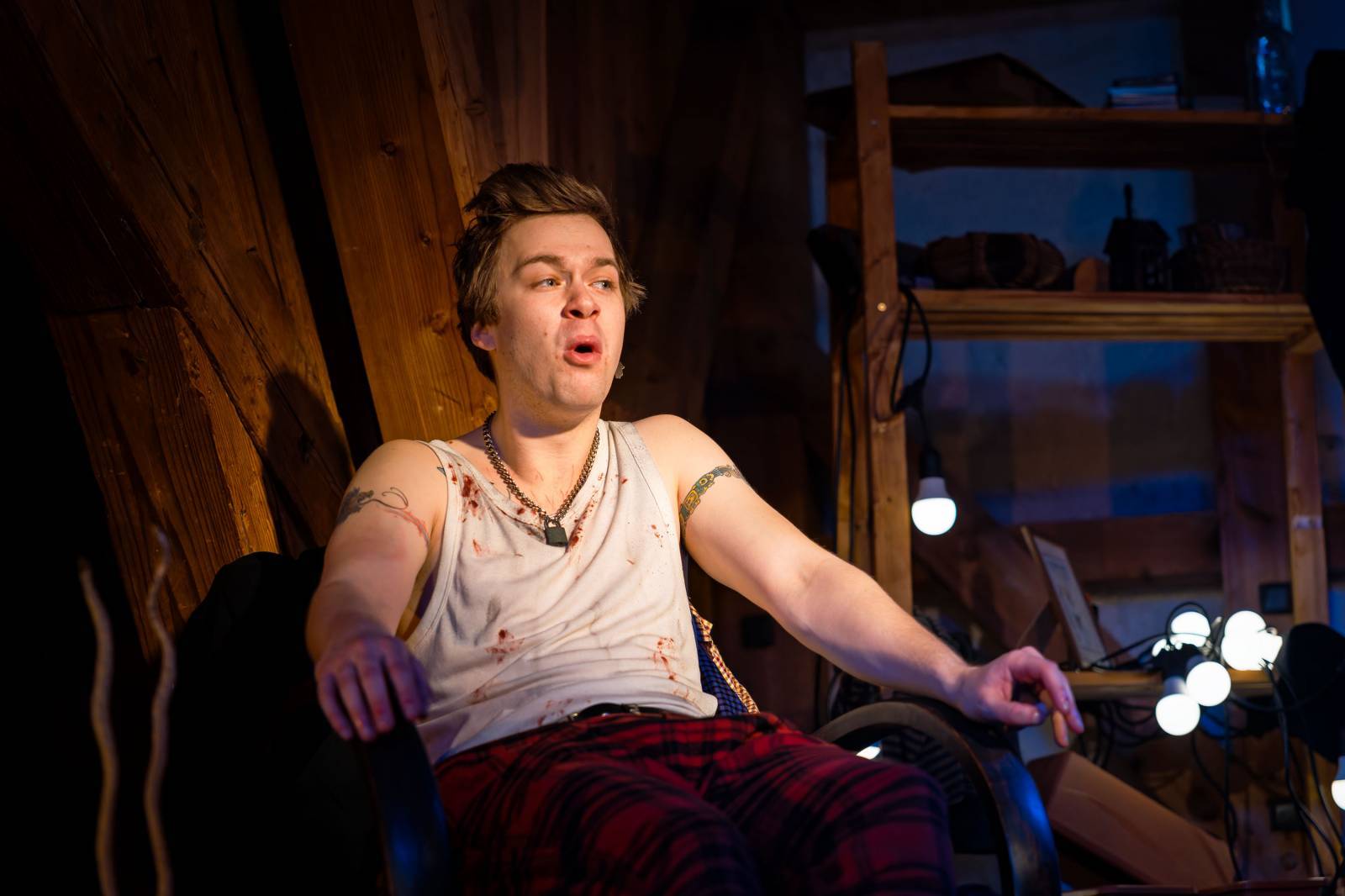 RECENZE: Kurt a Sid – hra o poslední noci Kurta Cobaina, jehož ani pankáč Sid Vicious nezachránil, rozčeřila českou divadelní scénu