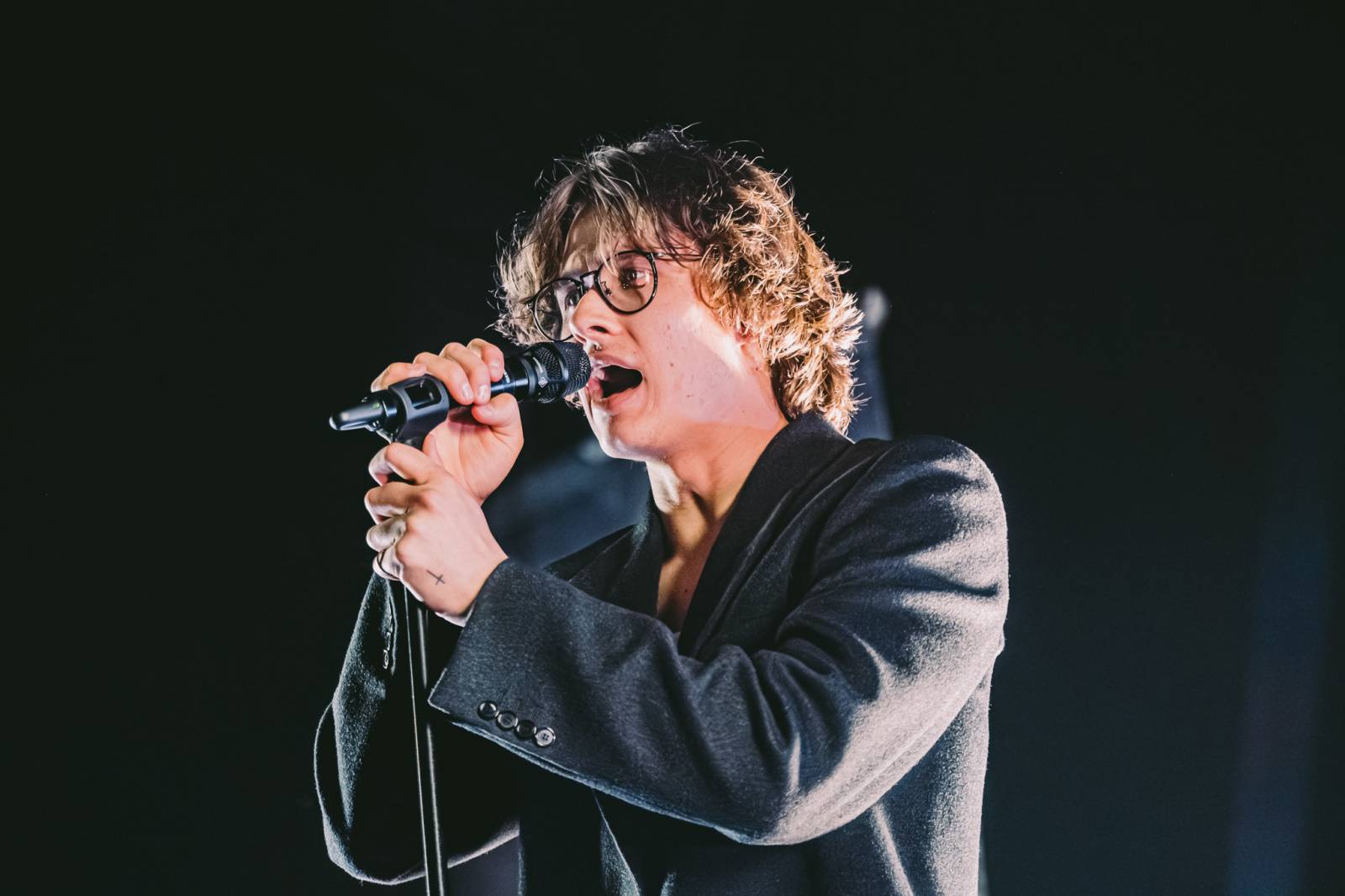 LIVE: Koncert Davida Kushnera pozastavily technické problémy. Přesto zpěvák fanouškům naservíroval povedenou show