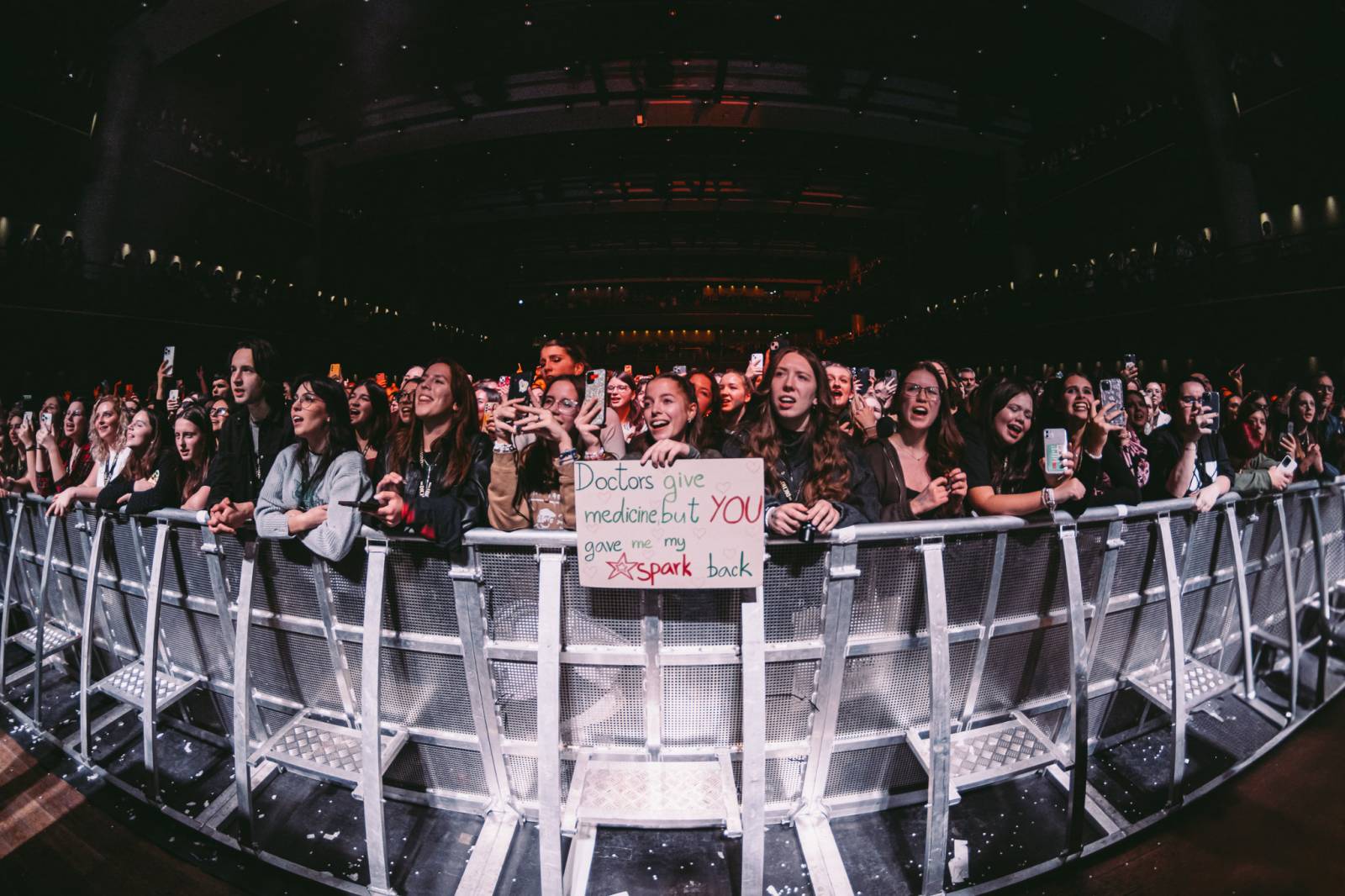 LIVE: Koncert Davida Kushnera pozastavily technické problémy. Přesto zpěvák fanouškům naservíroval povedenou show