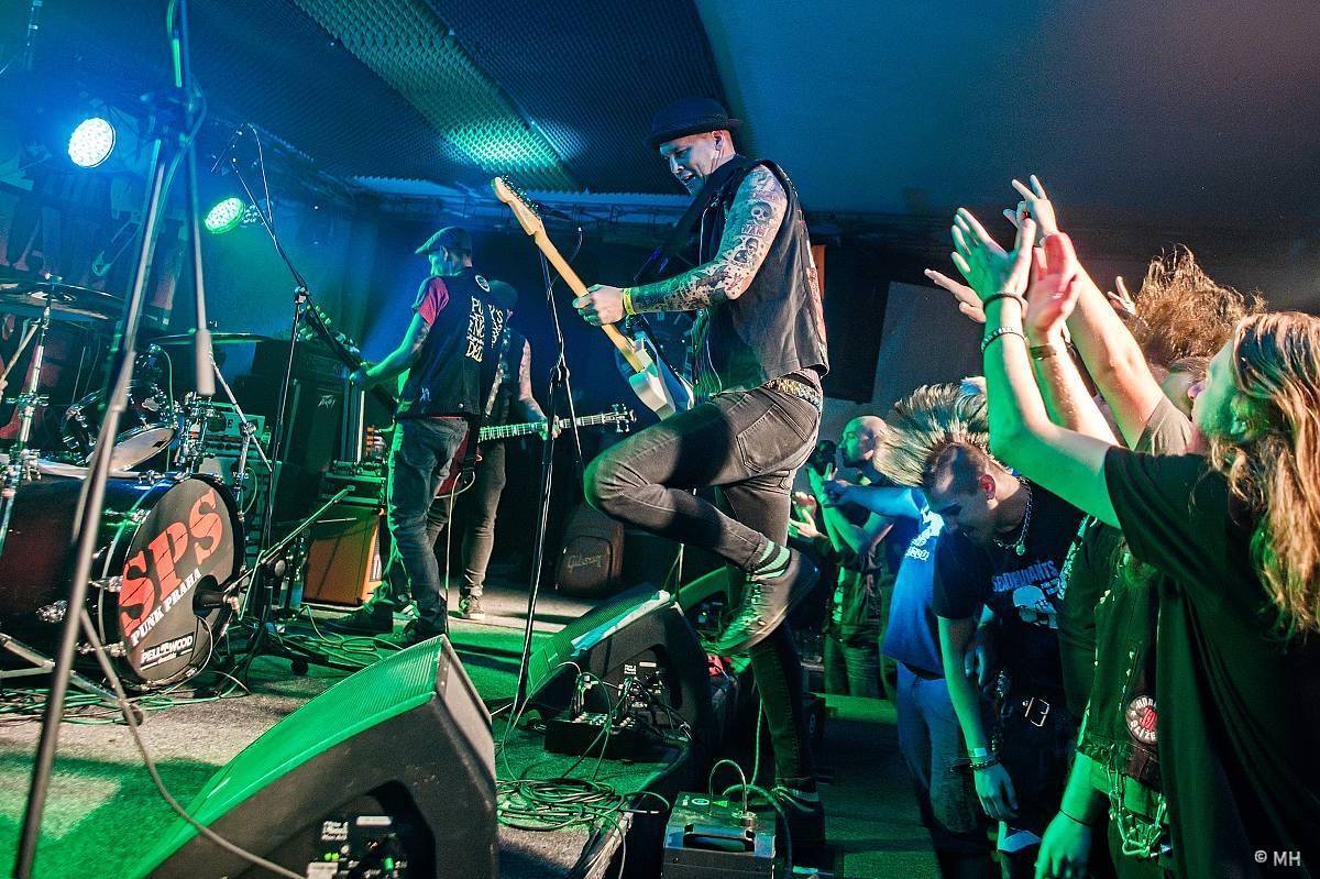 LIVE: The Fialky oslavili 25 let a předvedli křest s Vykřičníky!!!!