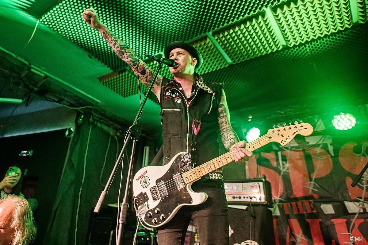 LIVE: The Fialky oslavili 25 let a předvedli křest s Vykřičníky!!!!