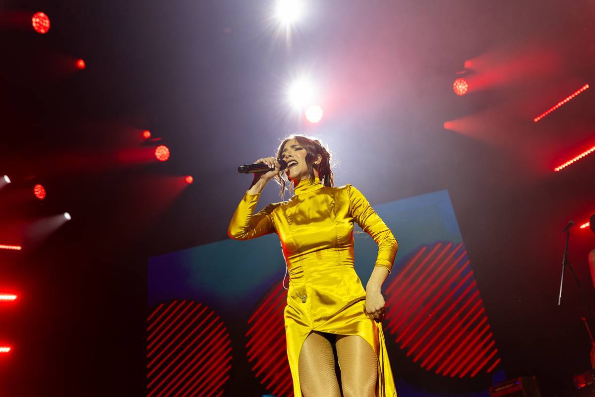 LIVE: Největší show Evy Burešové. Forum Karlín tančilo i plakalo, album Meraki zpěvačka pokřtila vypalovanou šalvějí