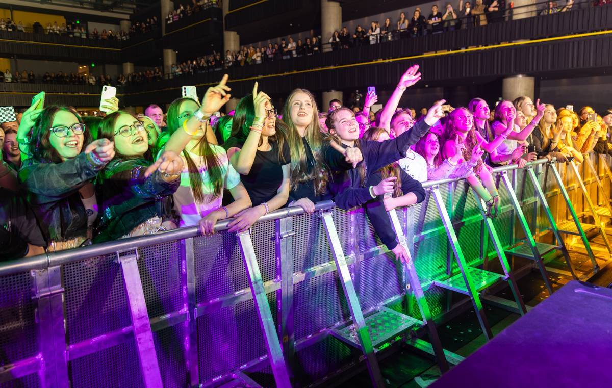 LIVE: Největší show Evy Burešové. Forum Karlín tančilo i plakalo, album Meraki zpěvačka pokřtila vypalovanou šalvějí