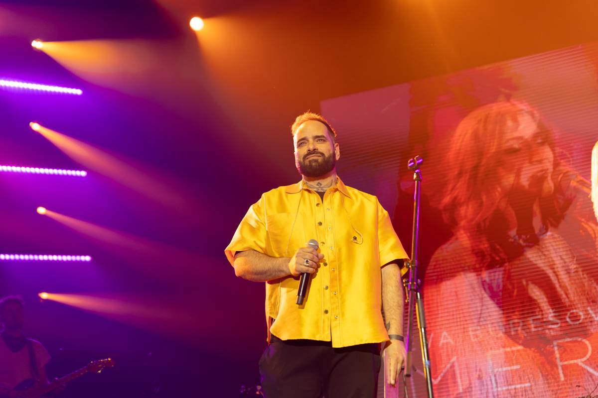 LIVE: Největší show Evy Burešové. Forum Karlín tančilo i plakalo, album Meraki zpěvačka pokřtila vypalovanou šalvějí