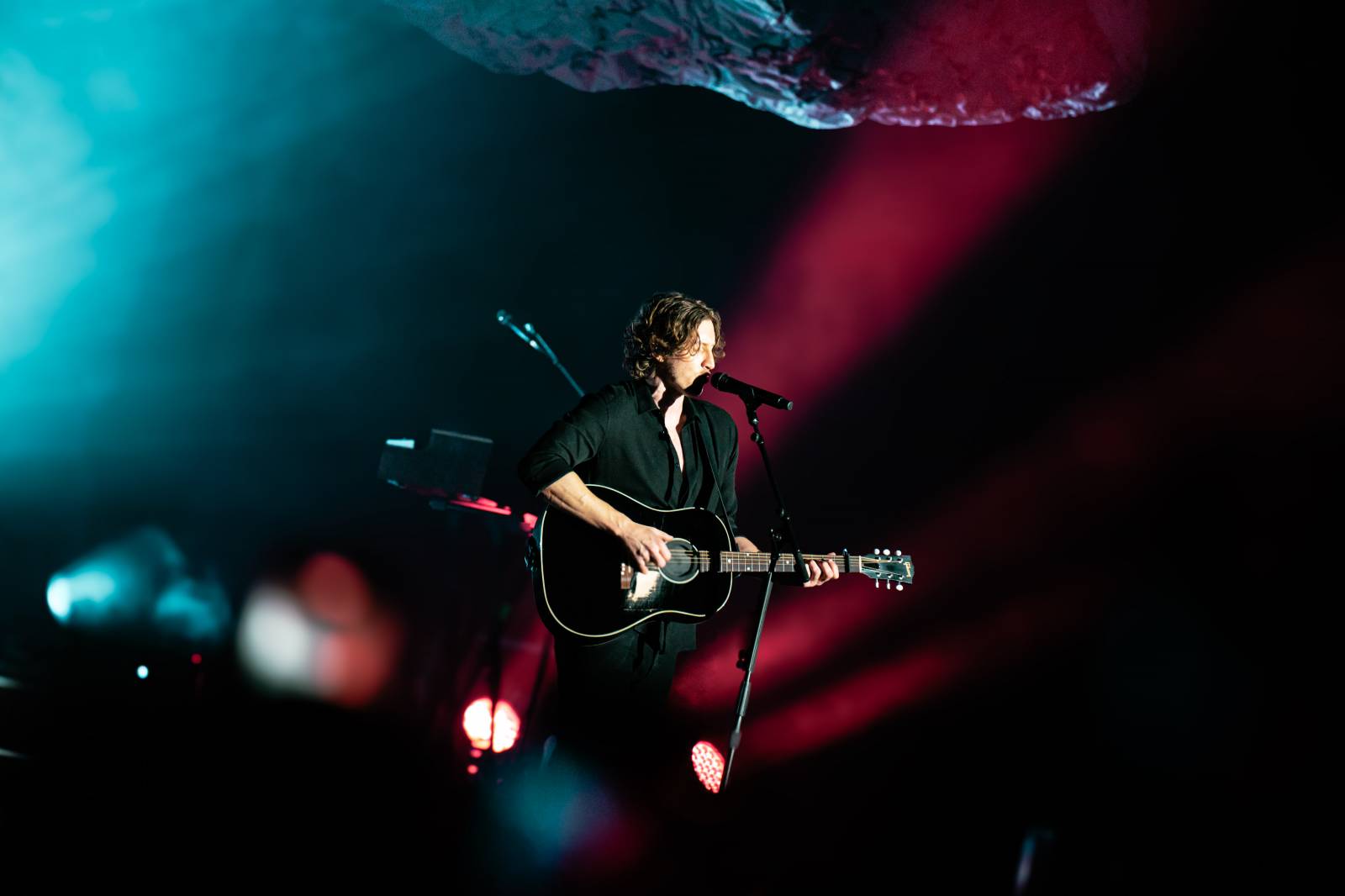 LIVE: Dean Lewis je na pódiu jako doma. Nadšenému pražskému publiku nadělil své největší hity i covery