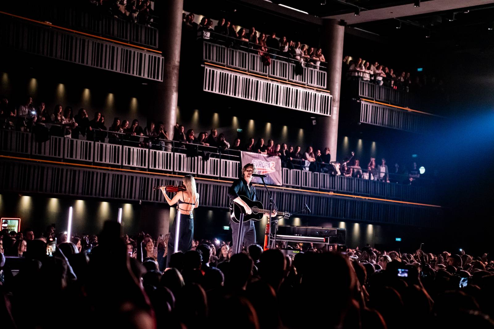 LIVE: Dean Lewis je na pódiu jako doma. Nadšenému pražskému publiku nadělil své největší hity i covery