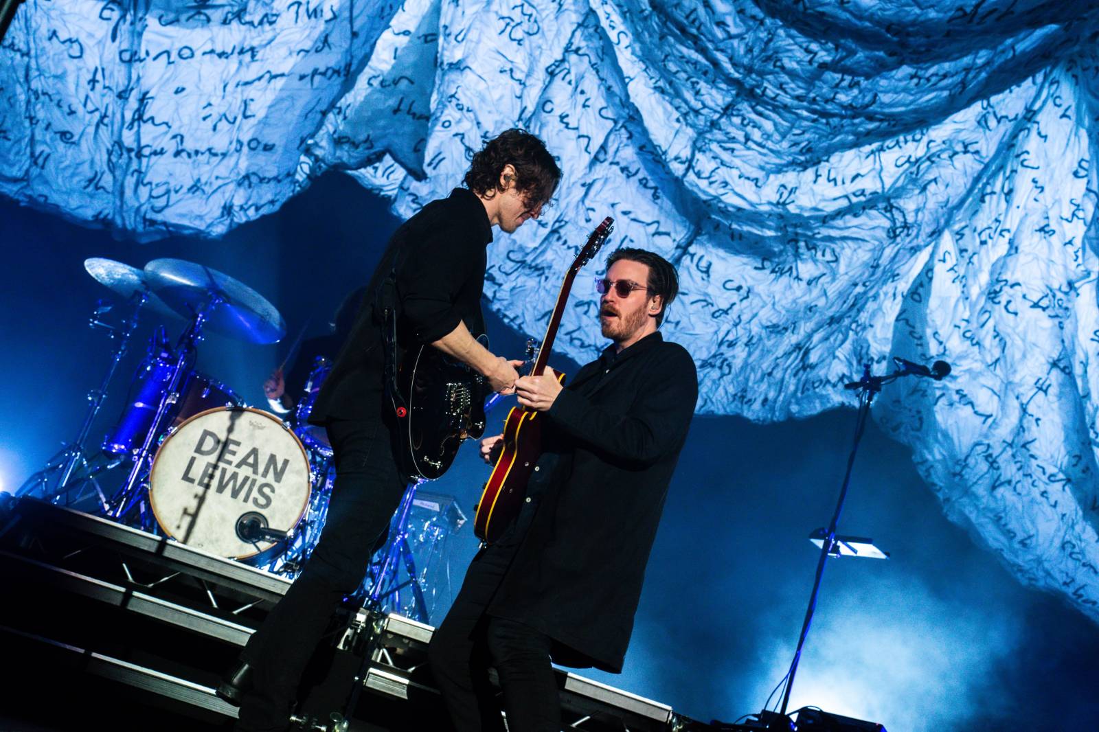 LIVE: Dean Lewis je na pódiu jako doma. Nadšenému pražskému publiku nadělil své největší hity i covery