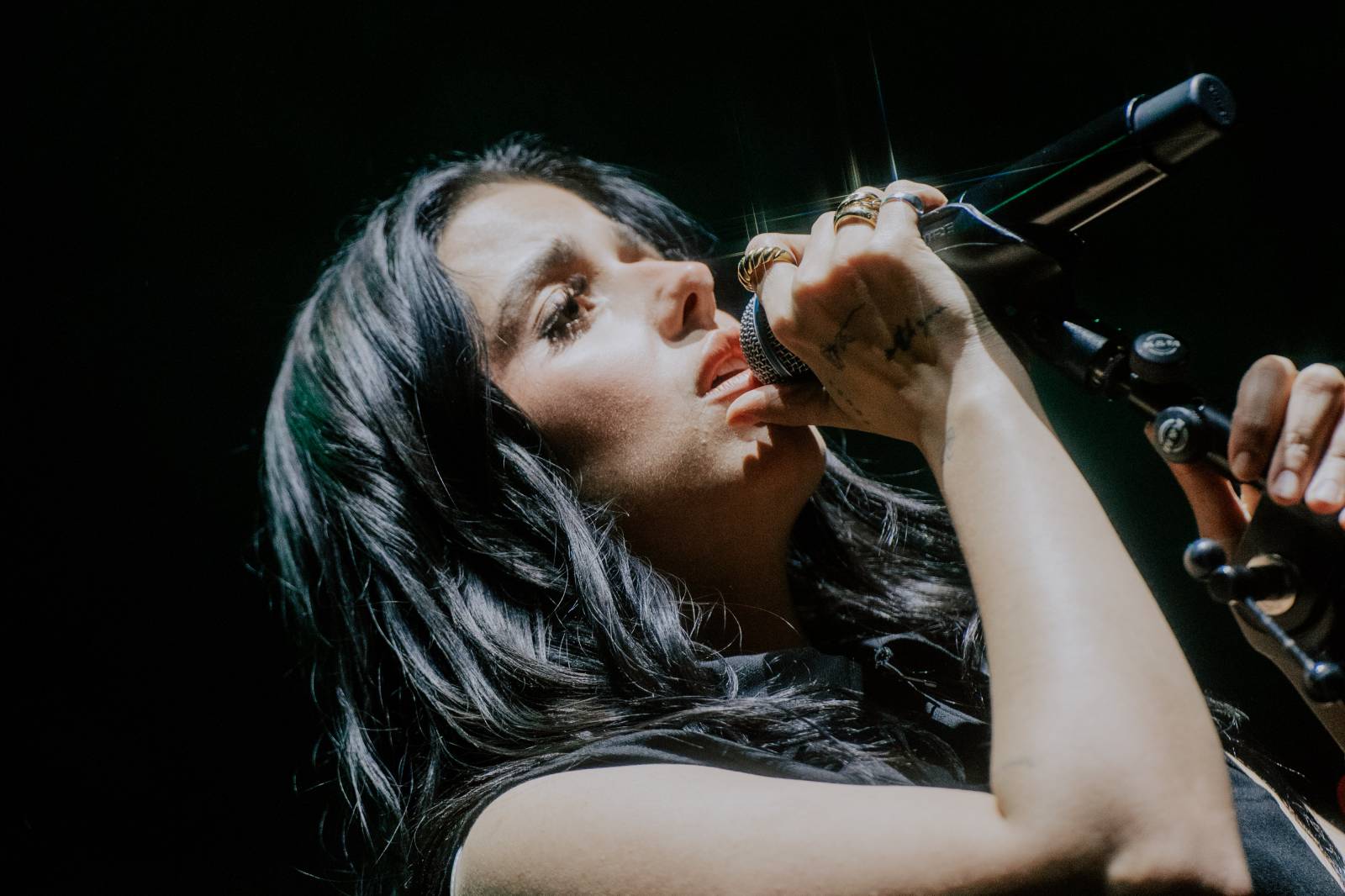 LIVE: Dean Lewis je na pódiu jako doma. Nadšenému pražskému publiku nadělil své největší hity i covery