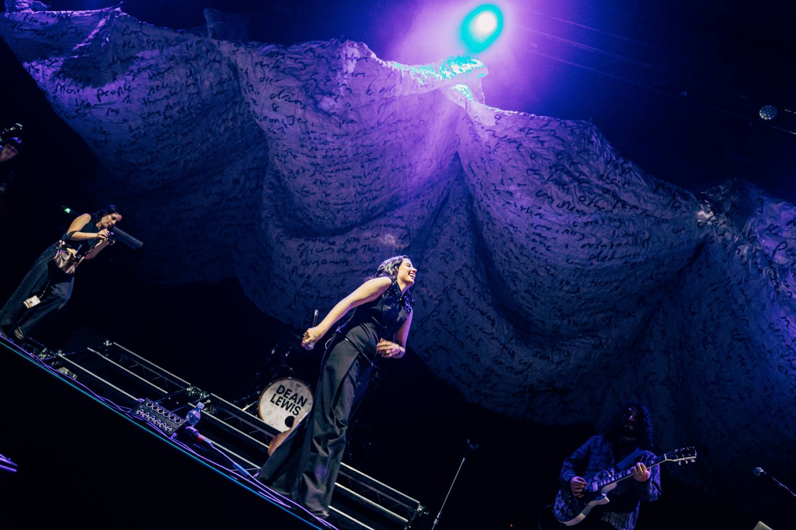 LIVE: Dean Lewis je na pódiu jako doma. Nadšenému pražskému publiku nadělil své největší hity i covery