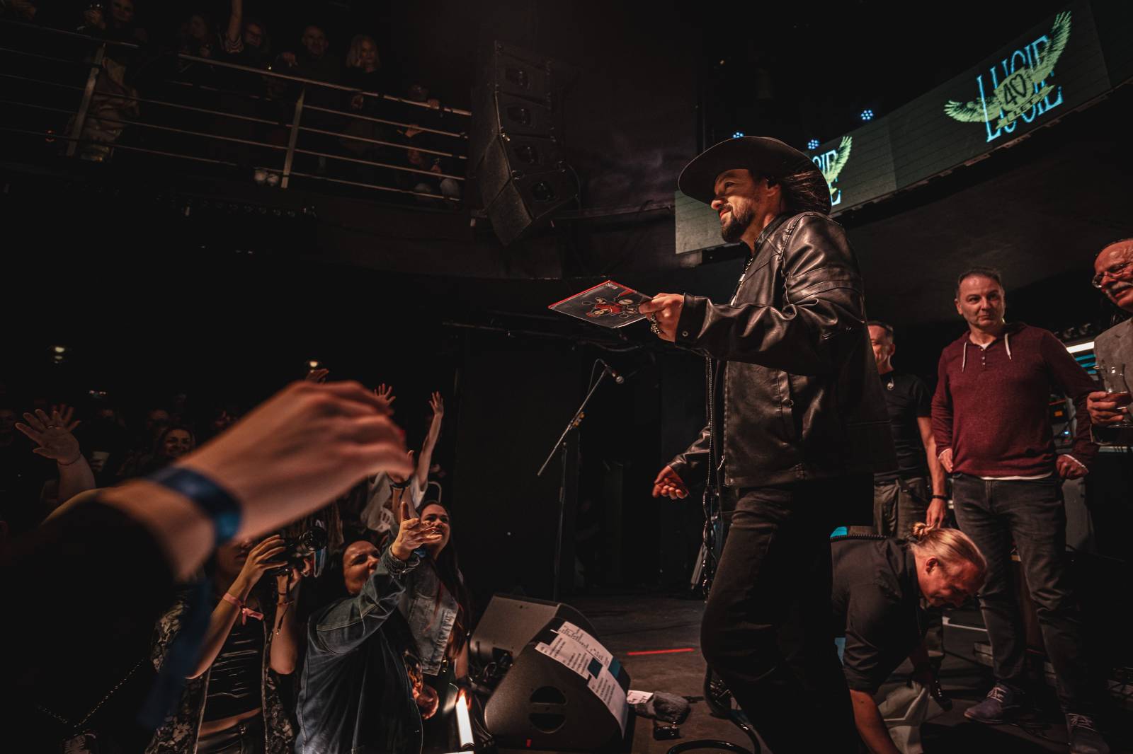 LIVE: Lucie v klubu křtila olejem a zářila svěží energií. Nový zpěvák Viktor Dyk jí sluší 