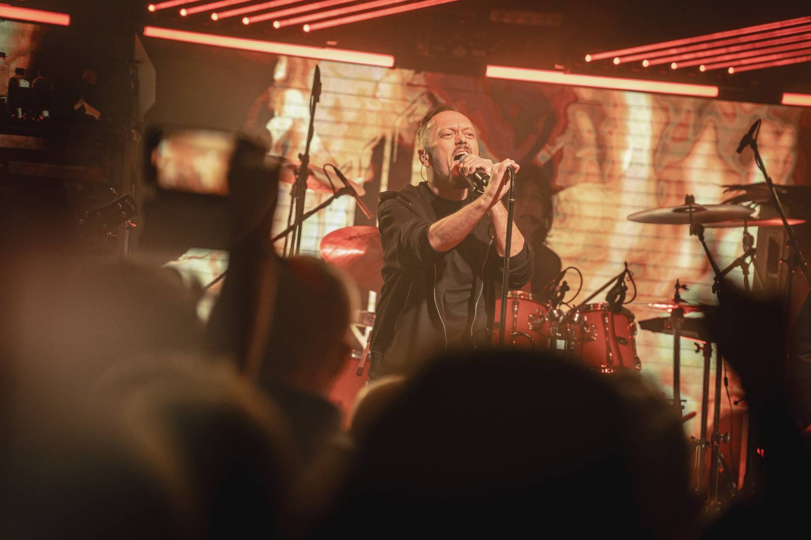 LIVE: Lucie v klubu křtila olejem a zářila svěží energií. Nový zpěvák Viktor Dyk jí sluší 