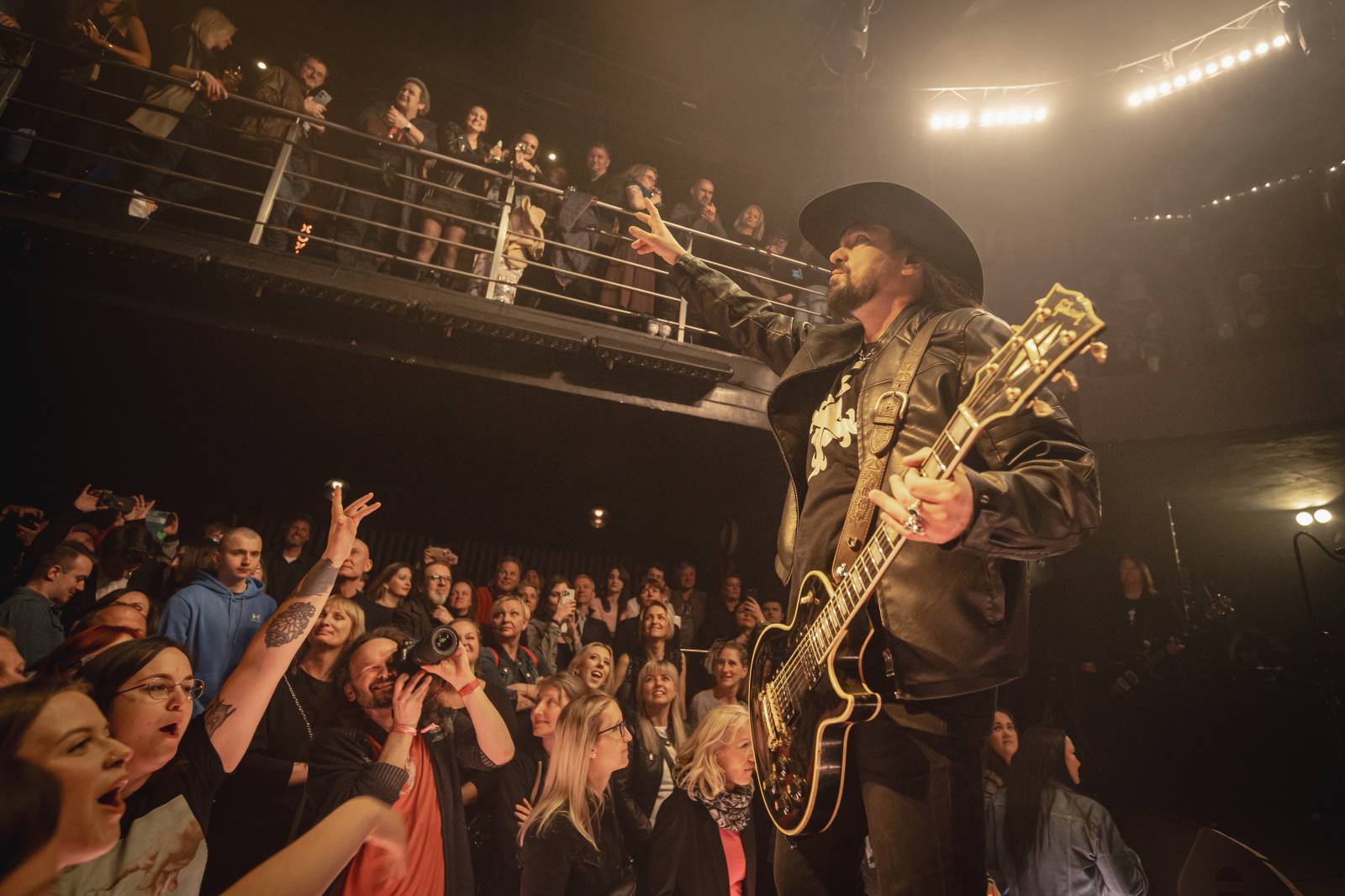 LIVE: Lucie v klubu křtila olejem a zářila svěží energií. Nový zpěvák Viktor Dyk jí sluší 