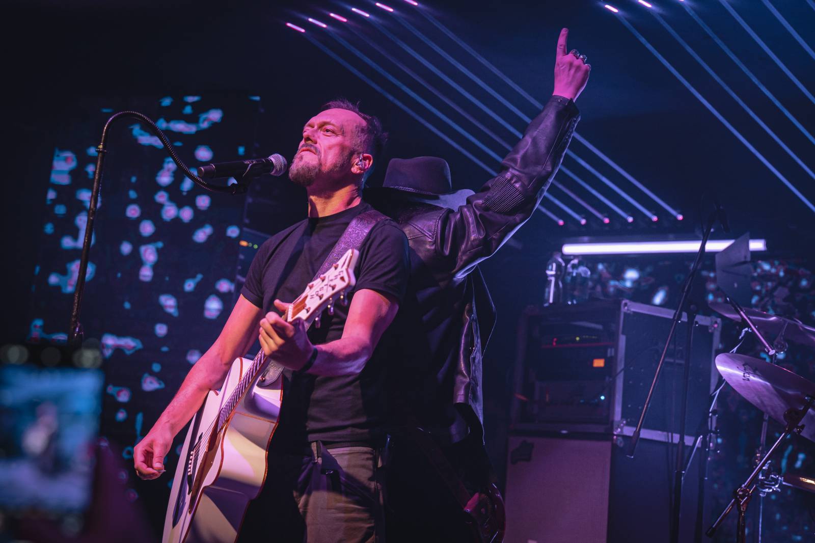 LIVE: Lucie v klubu křtila olejem a zářila svěží energií. Nový zpěvák Viktor Dyk jí sluší 