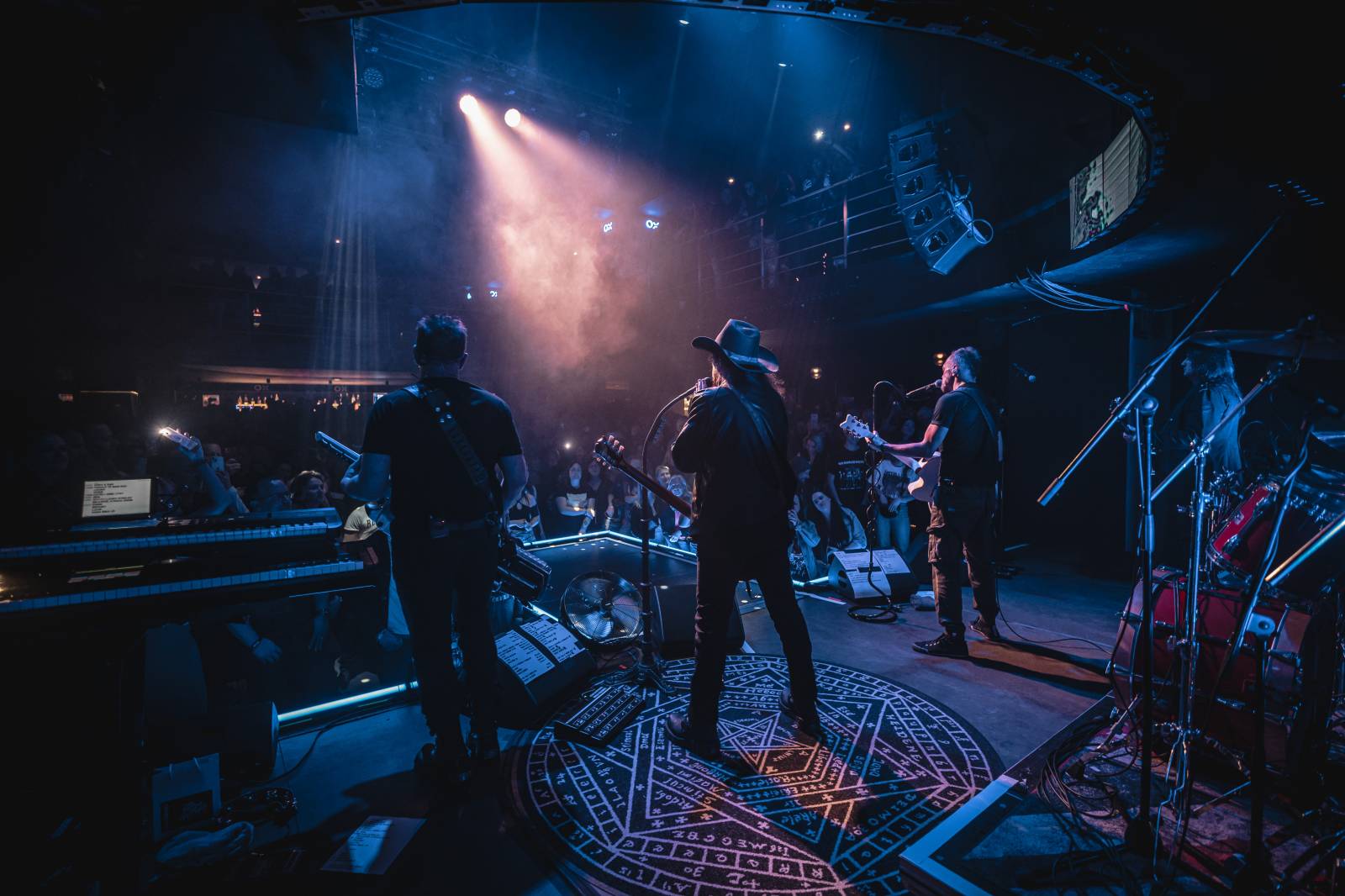 LIVE: Lucie v klubu křtila olejem a zářila svěží energií. Nový zpěvák Viktor Dyk jí sluší 