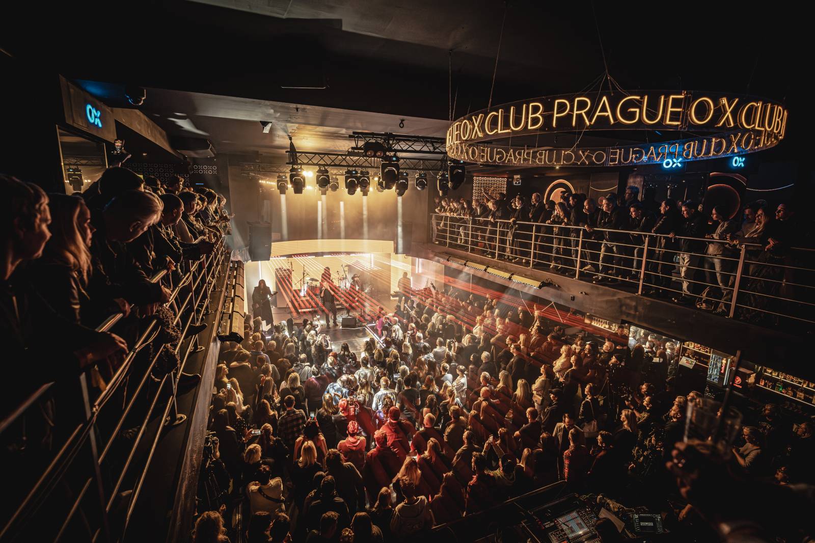 LIVE: Lucie v klubu křtila olejem a zářila svěží energií. Nový zpěvák Viktor Dyk jí sluší 