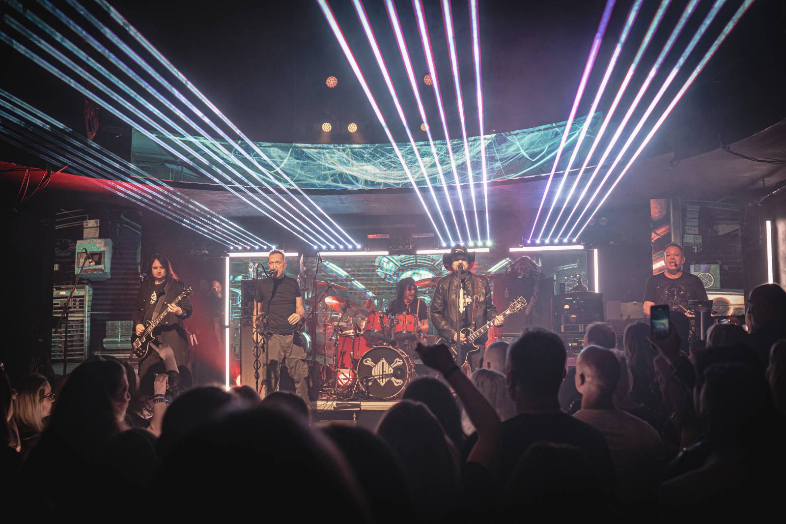 LIVE: Lucie v klubu křtila olejem a zářila svěží energií. Nový zpěvák Viktor Dyk jí sluší 