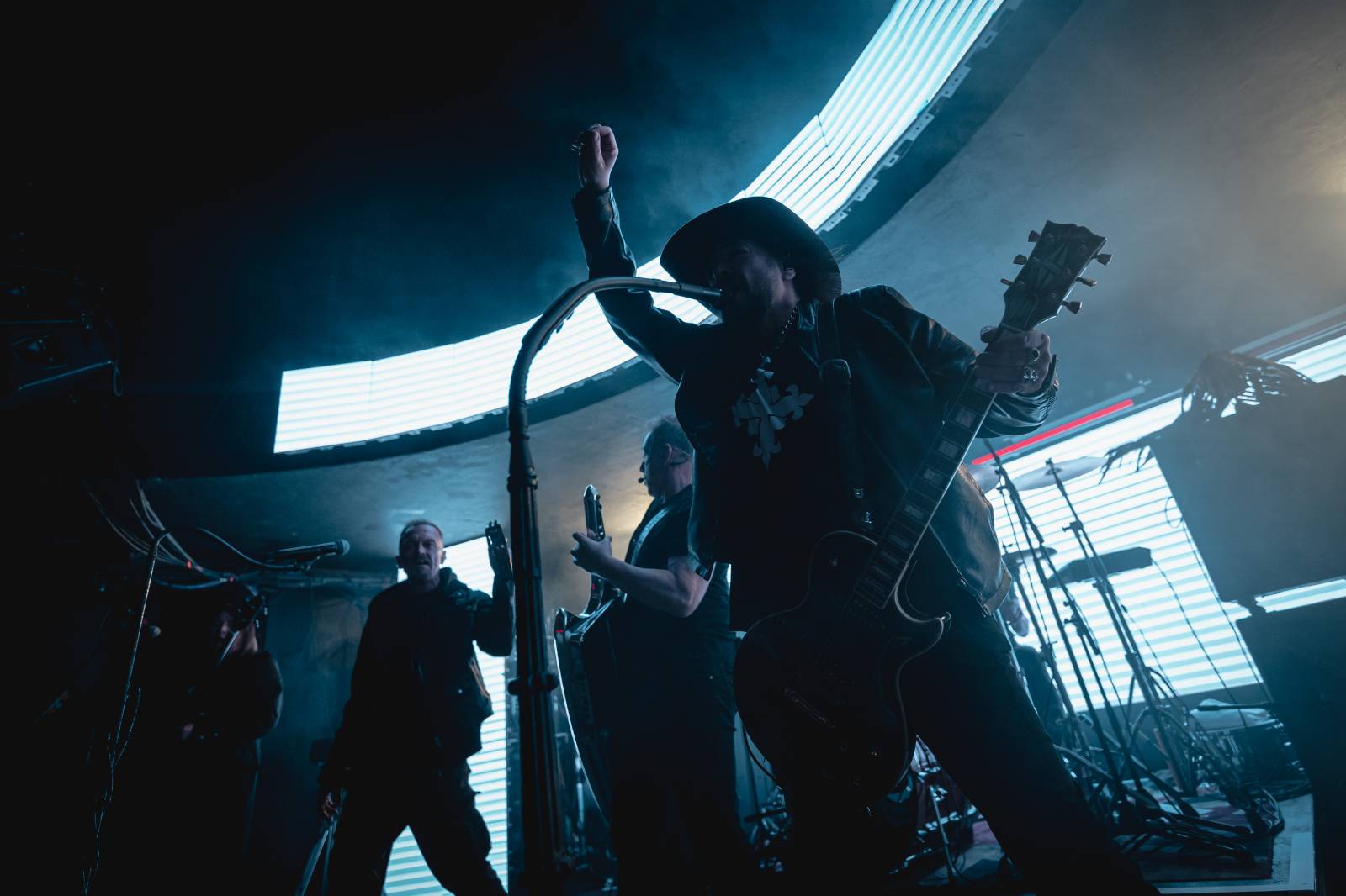 LIVE: Lucie v klubu křtila olejem a zářila svěží energií. Nový zpěvák Viktor Dyk jí sluší 