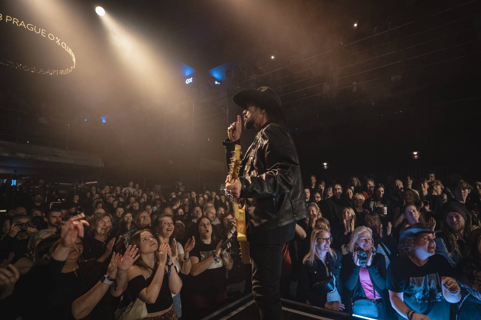 LIVE: Lucie v klubu křtila olejem a zářila svěží energií. Nový zpěvák Viktor Dyk jí sluší 