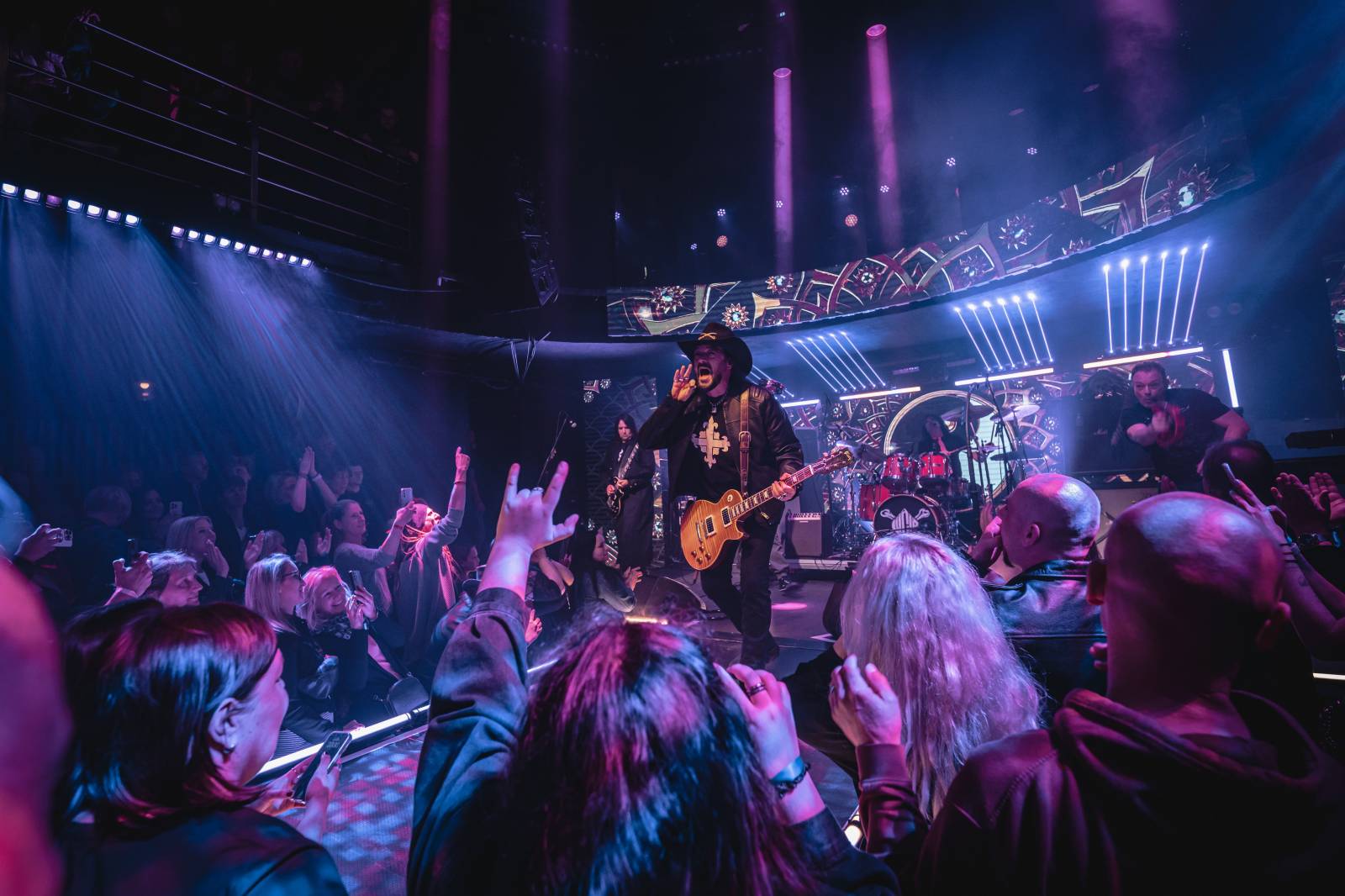 LIVE: Lucie v klubu křtila olejem a zářila svěží energií. Nový zpěvák Viktor Dyk jí sluší 