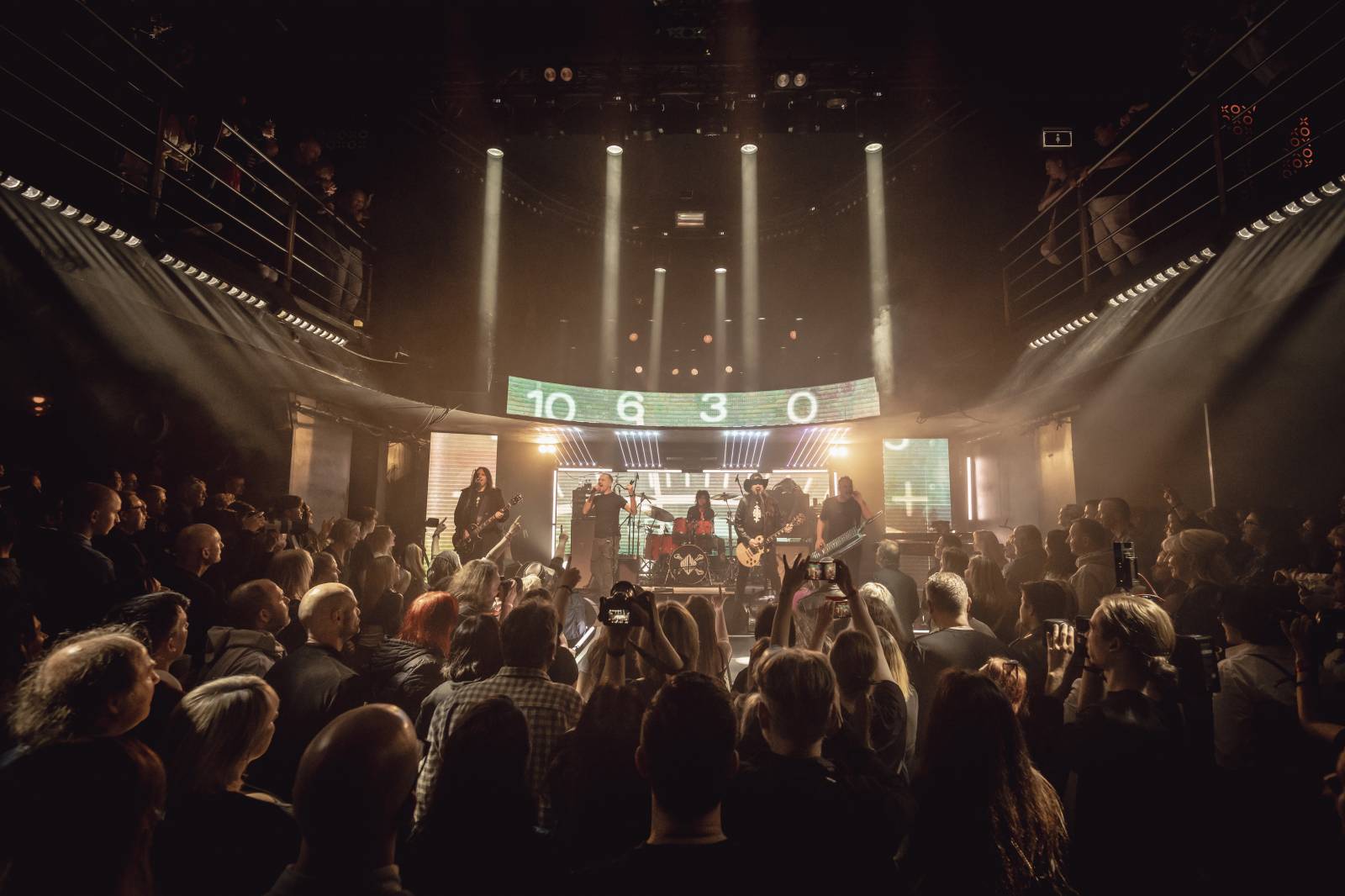 LIVE: Lucie v klubu křtila olejem a zářila svěží energií. Nový zpěvák Viktor Dyk jí sluší 