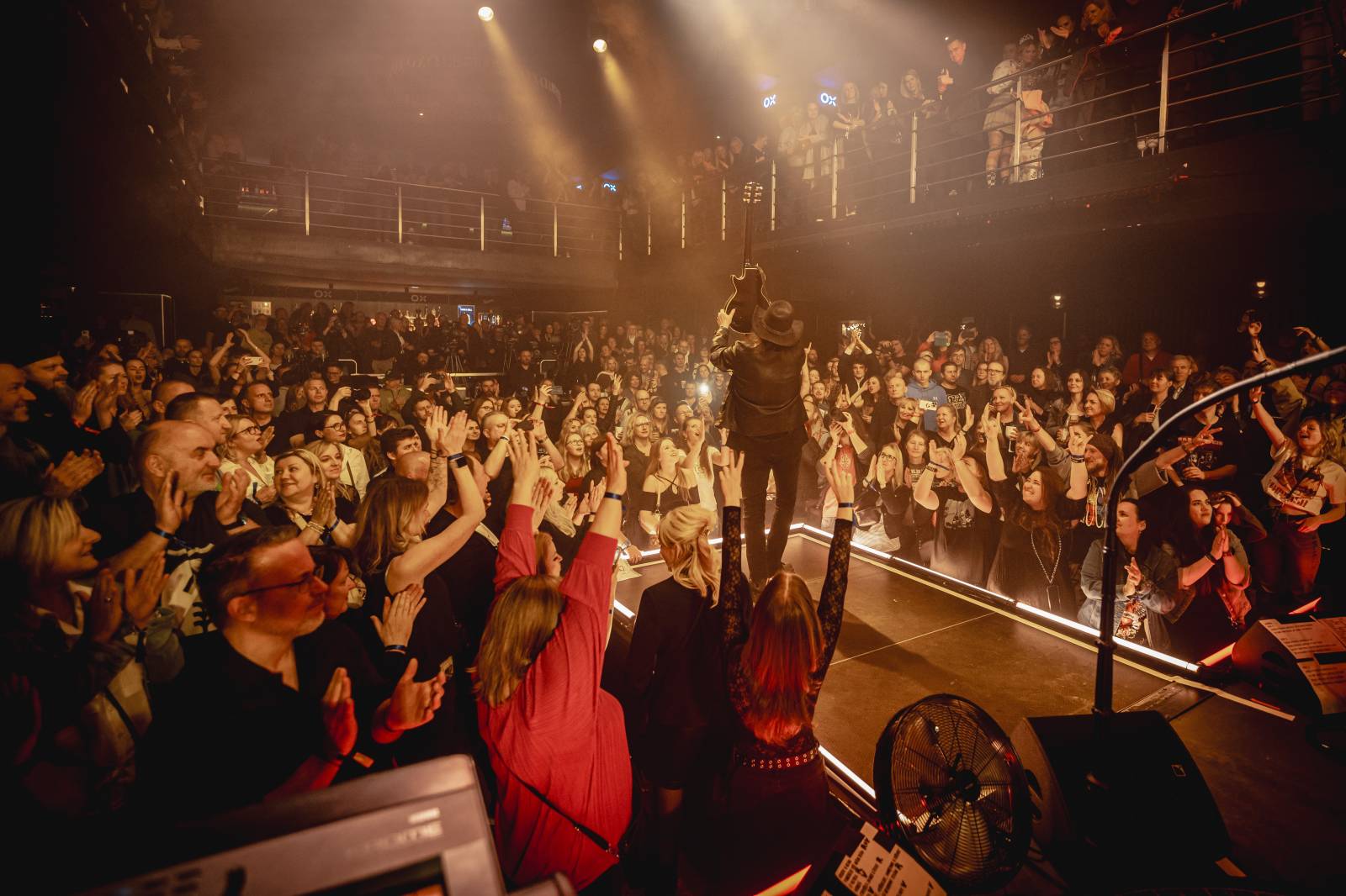 LIVE: Lucie v klubu křtila olejem a zářila svěží energií. Nový zpěvák Viktor Dyk jí sluší 