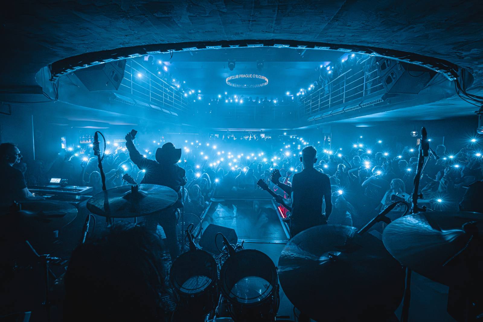 LIVE: Lucie v klubu křtila olejem a zářila svěží energií. Nový zpěvák Viktor Dyk jí sluší 