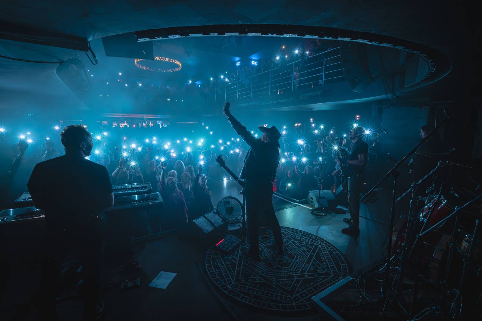 LIVE: Lucie v klubu křtila olejem a zářila svěží energií. Nový zpěvák Viktor Dyk jí sluší 