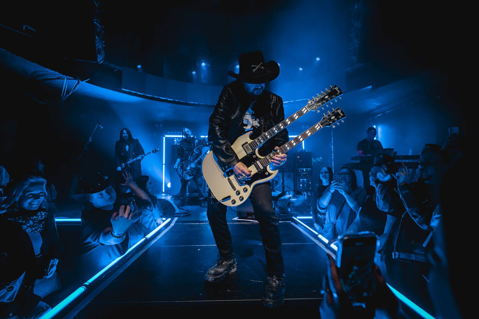 LIVE: Lucie v klubu křtila olejem a zářila svěží energií. Nový zpěvák Viktor Dyk jí sluší 