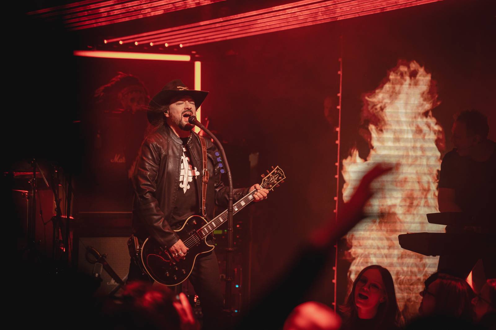 LIVE: Lucie v klubu křtila olejem a zářila svěží energií. Nový zpěvák Viktor Dyk jí sluší 