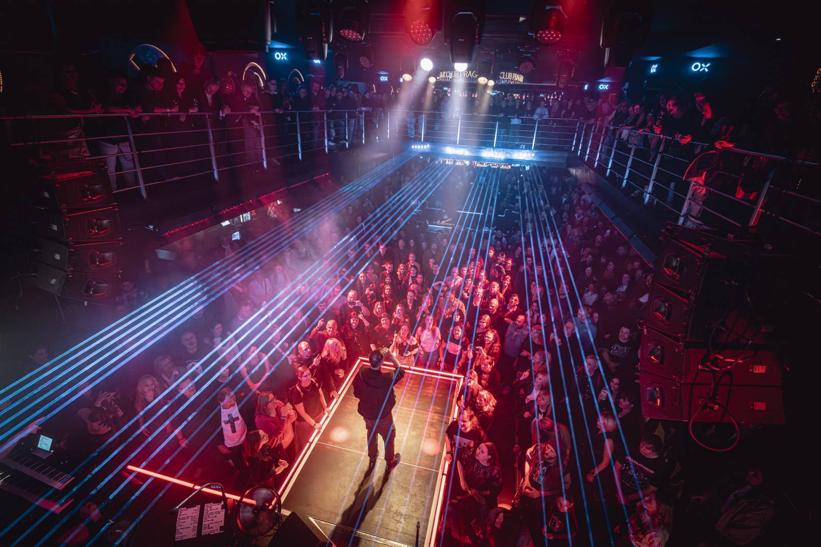 LIVE: Lucie v klubu křtila olejem a zářila svěží energií. Nový zpěvák Viktor Dyk jí sluší 