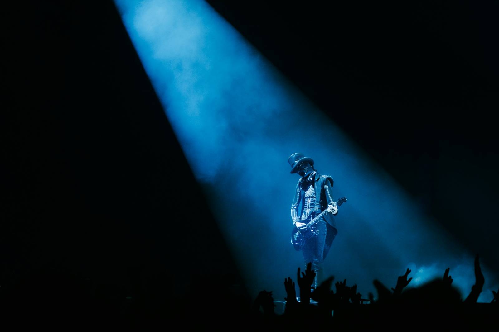 LIVE: Ghost si v O2 areně postavili temný chrám. Bez mobilů a s Gabrielou Gunčíkovou na pódiu