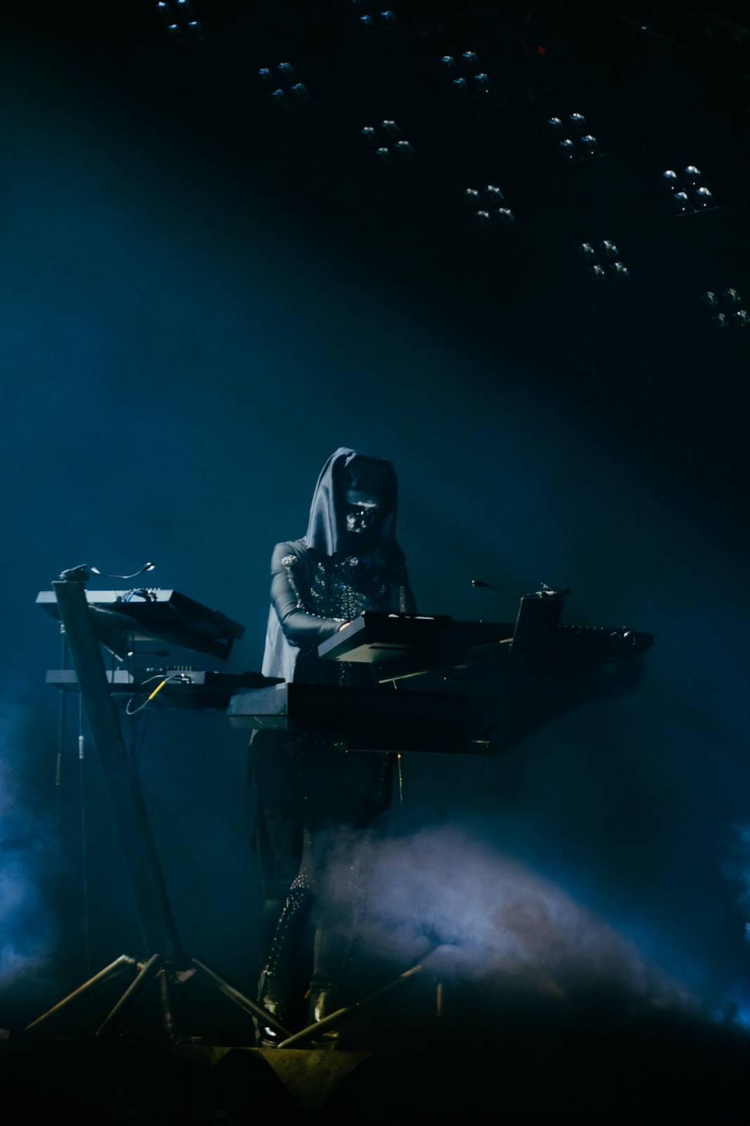 LIVE: Ghost si v O2 areně postavili temný chrám. Bez mobilů a s Gabrielou Gunčíkovou na pódiu