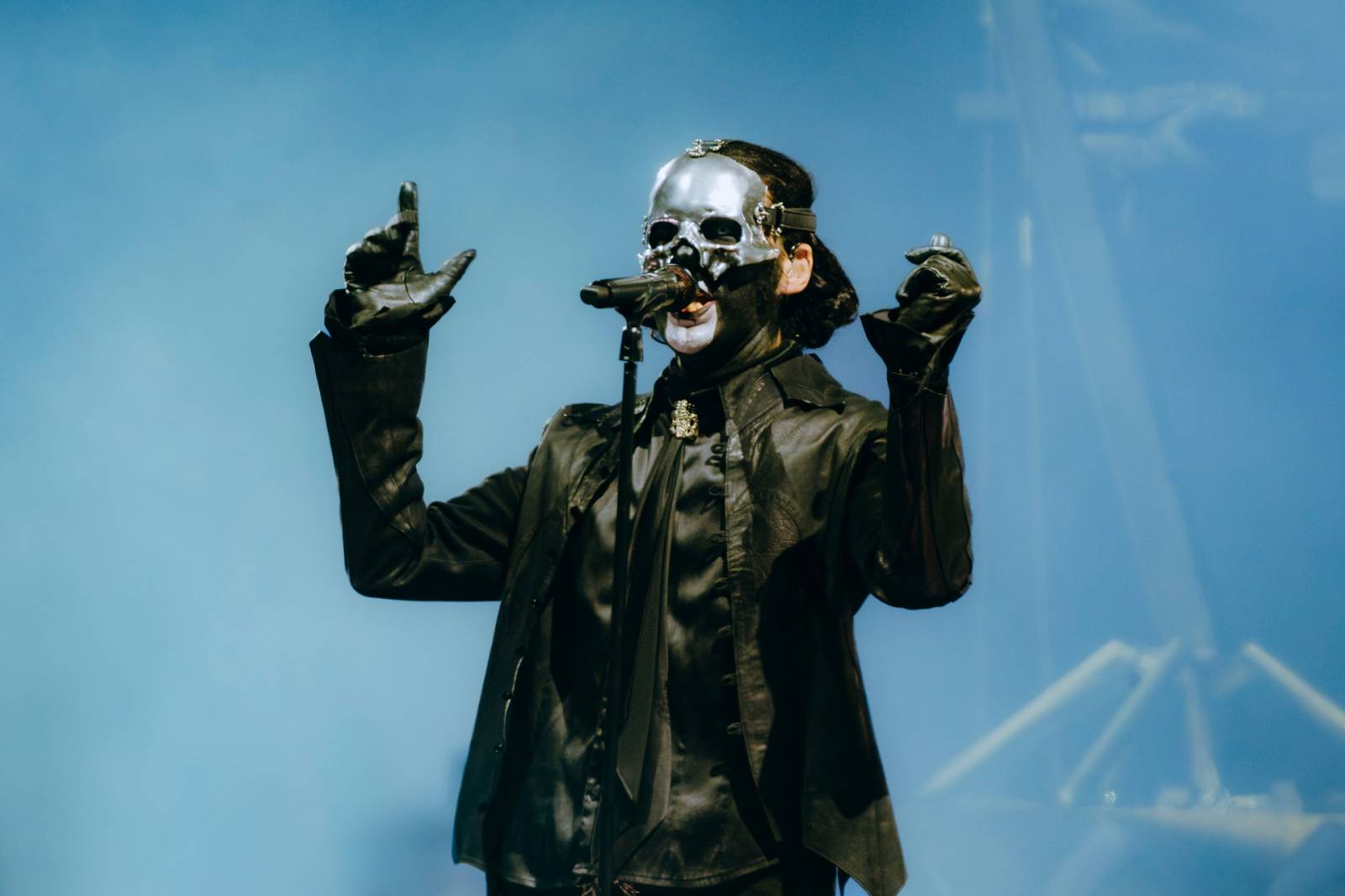 LIVE: Ghost si v O2 areně postavili temný chrám. Bez mobilů a s Gabrielou Gunčíkovou na pódiu