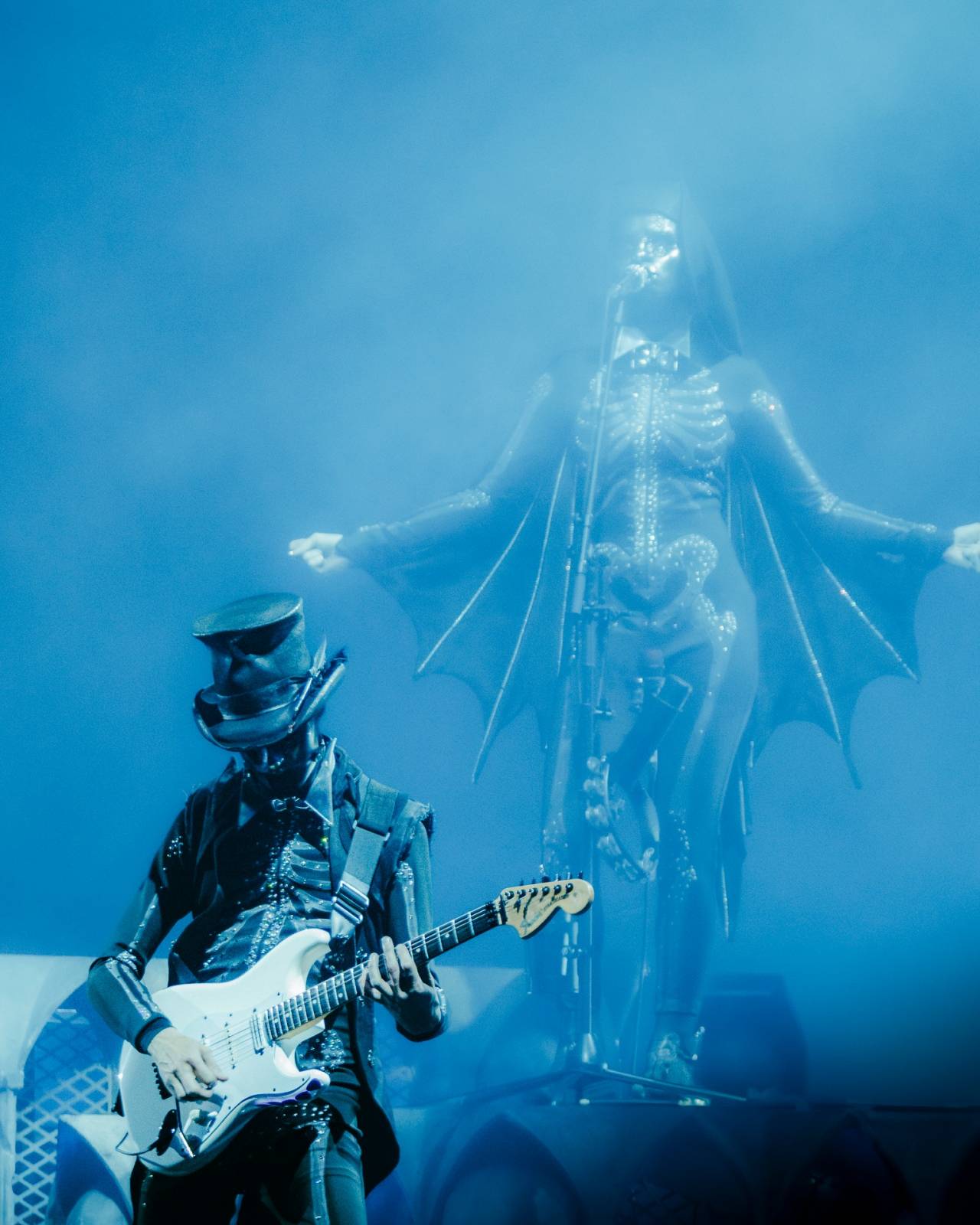 LIVE: Ghost si v O2 areně postavili temný chrám. Bez mobilů a s Gabrielou Gunčíkovou na pódiu