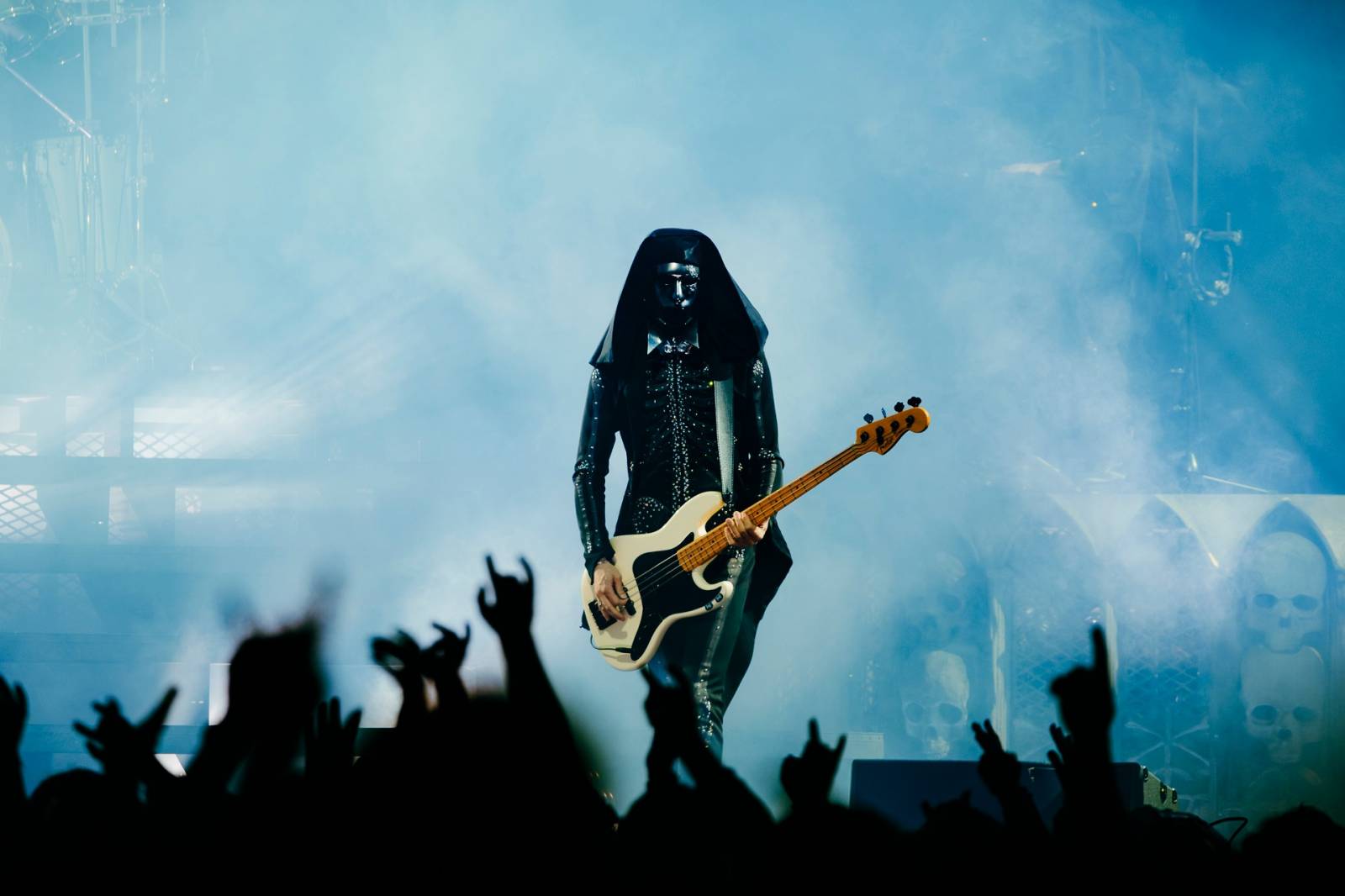 LIVE: Ghost si v O2 areně postavili temný chrám. Bez mobilů a s Gabrielou Gunčíkovou na pódiu