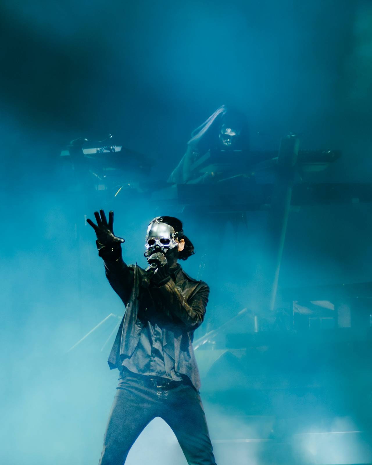 LIVE: Ghost si v O2 areně postavili temný chrám. Bez mobilů a s Gabrielou Gunčíkovou na pódiu