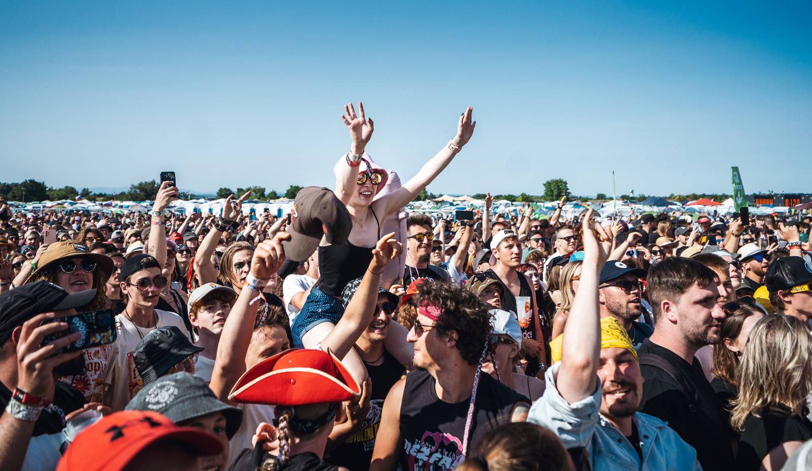LIVE: Rock for People, den třetí. Popíkoví Sex Pistols a moshpity při koncertu Ewy Farne