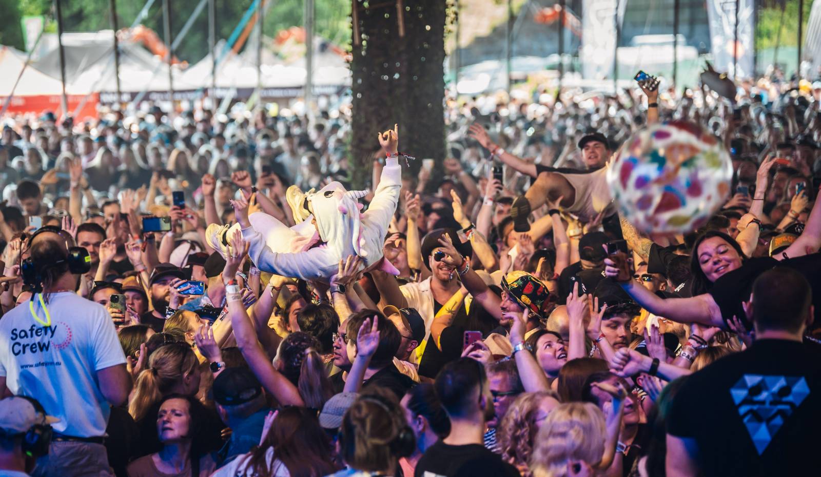 LIVE: Rock for People, den třetí. Popíkoví Sex Pistols a moshpity při koncertu Ewy Farne