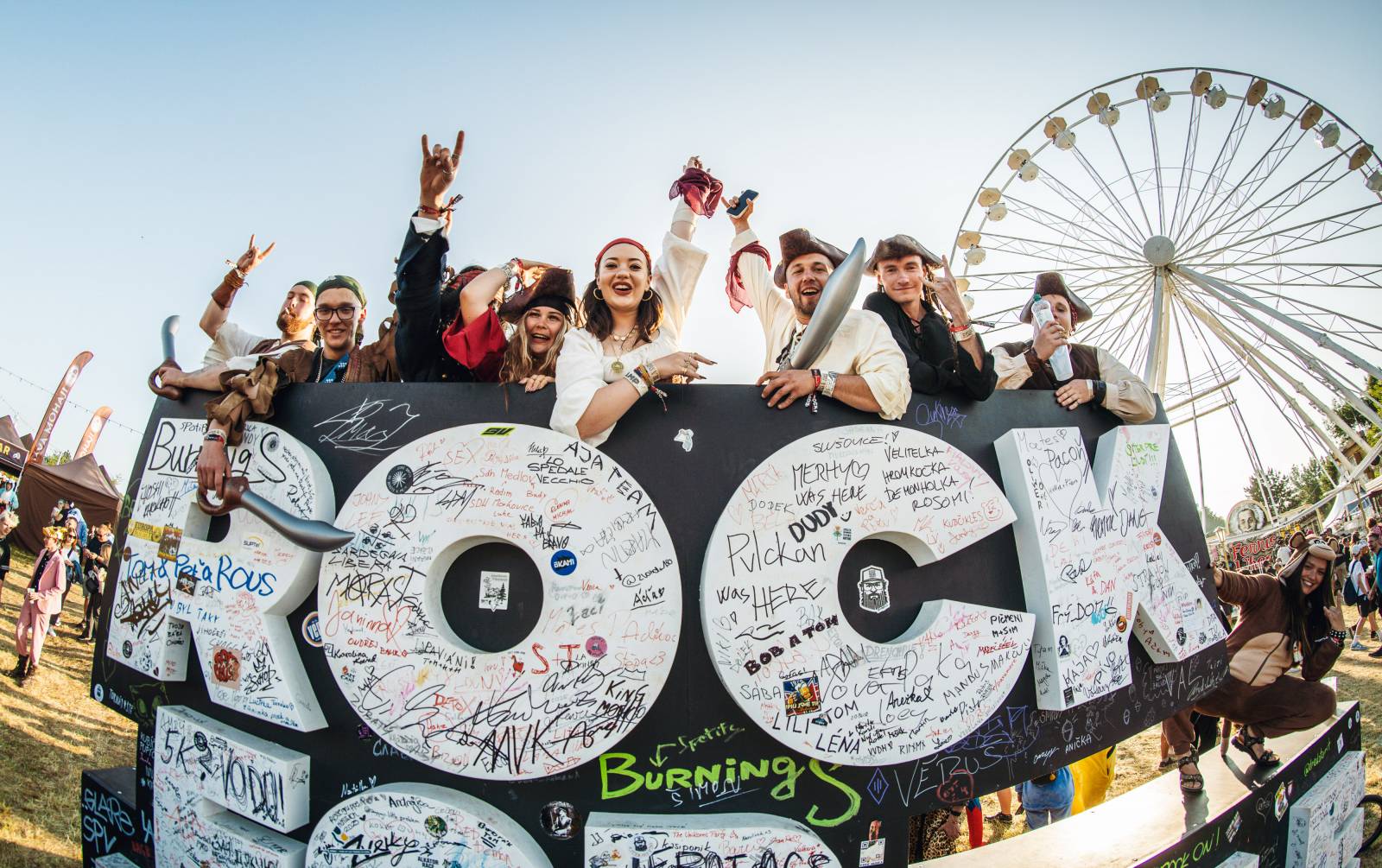 LIVE: Rock for People, den třetí. Popíkoví Sex Pistols a moshpity při koncertu Ewy Farne