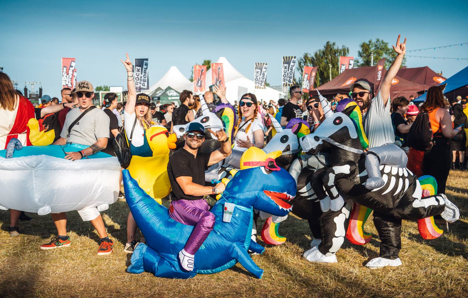 LIVE: Rock for People, den třetí. Popíkoví Sex Pistols a moshpity při koncertu Ewy Farne