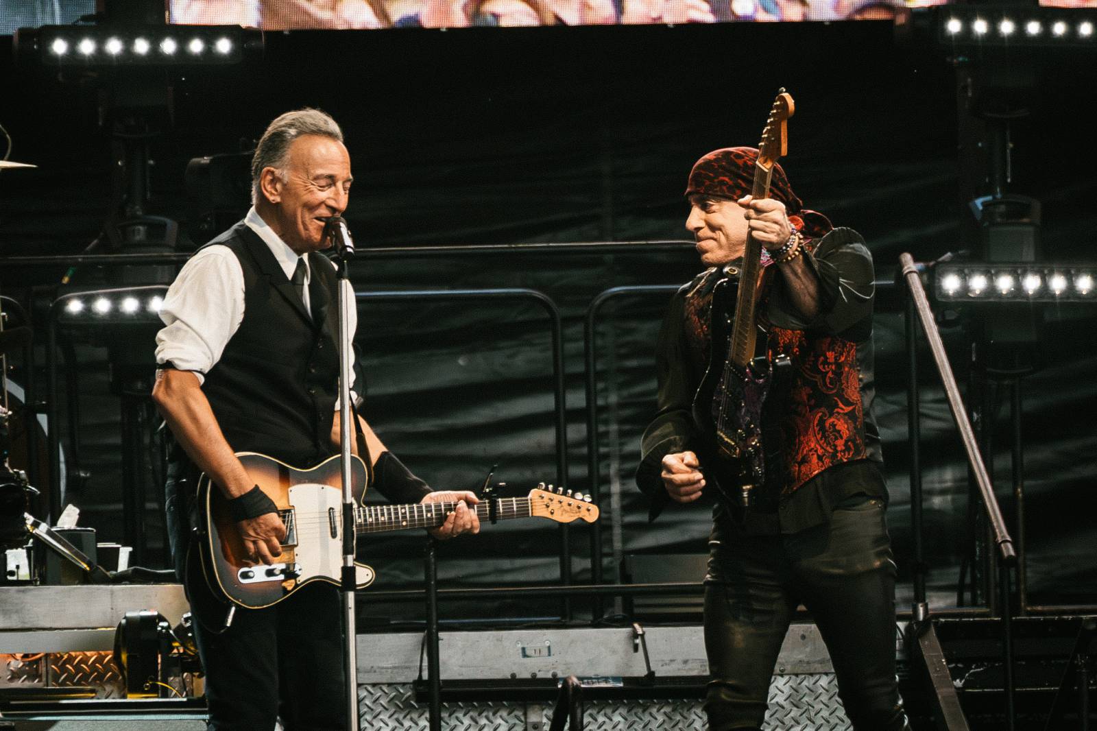 LIVE: Bruce Springsteen mluvil v Praze česky. Předvedl brilantní show plnou energie, kritizoval politiku USA  