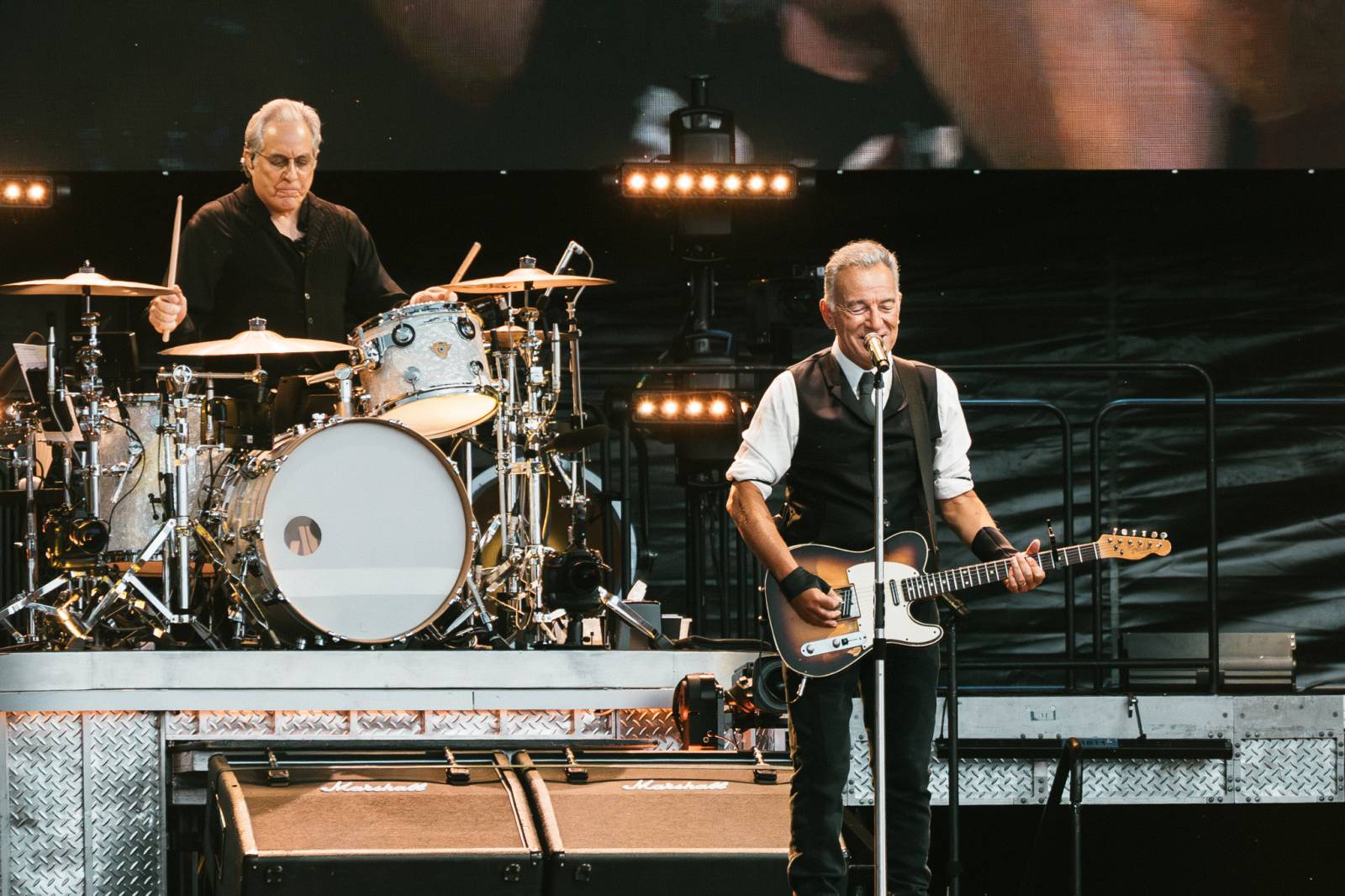 LIVE: Bruce Springsteen mluvil v Praze česky. Předvedl brilantní show plnou energie, kritizoval politiku USA  