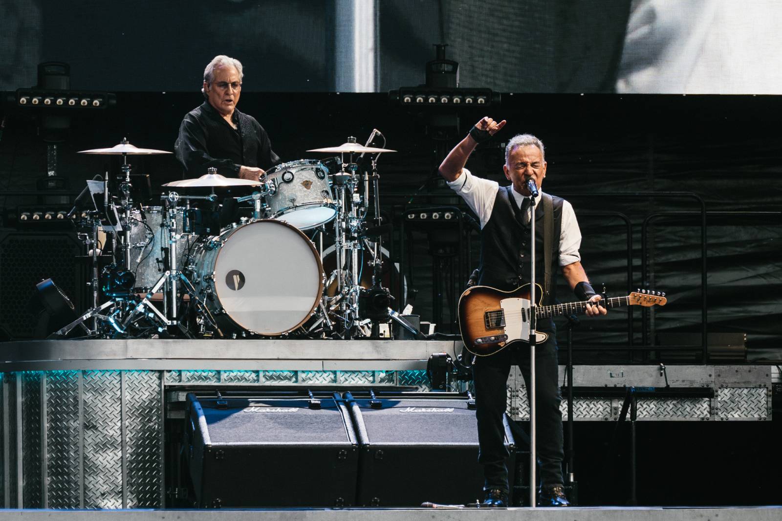 LIVE: Bruce Springsteen mluvil v Praze česky. Předvedl brilantní show plnou energie, kritizoval politiku USA  