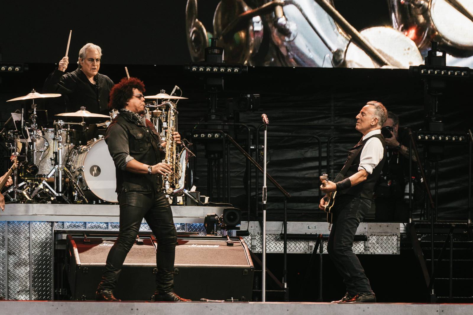 LIVE: Bruce Springsteen mluvil v Praze česky. Předvedl brilantní show plnou energie, kritizoval politiku USA  