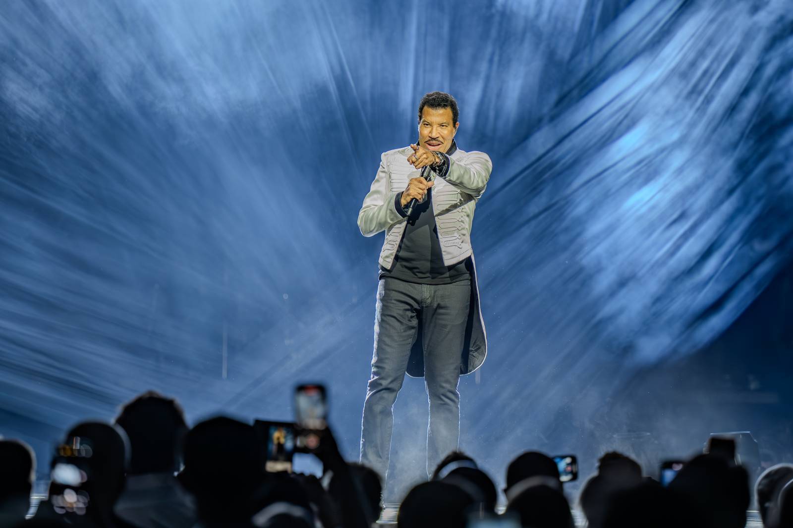 LIVE: Lionel Richie přivezl do Prahy nostalgickou show, vsadil na zkušenost, humor a šarm