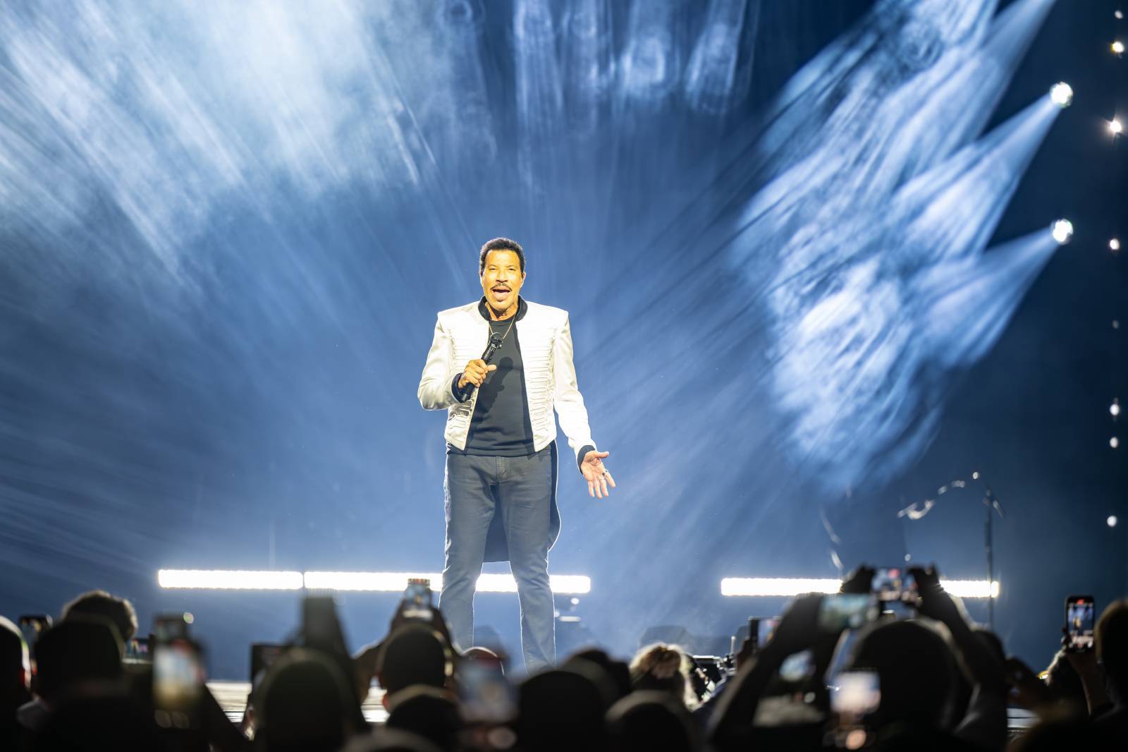 LIVE: Lionel Richie přivezl do Prahy nostalgickou show, vsadil na zkušenost, humor a šarm